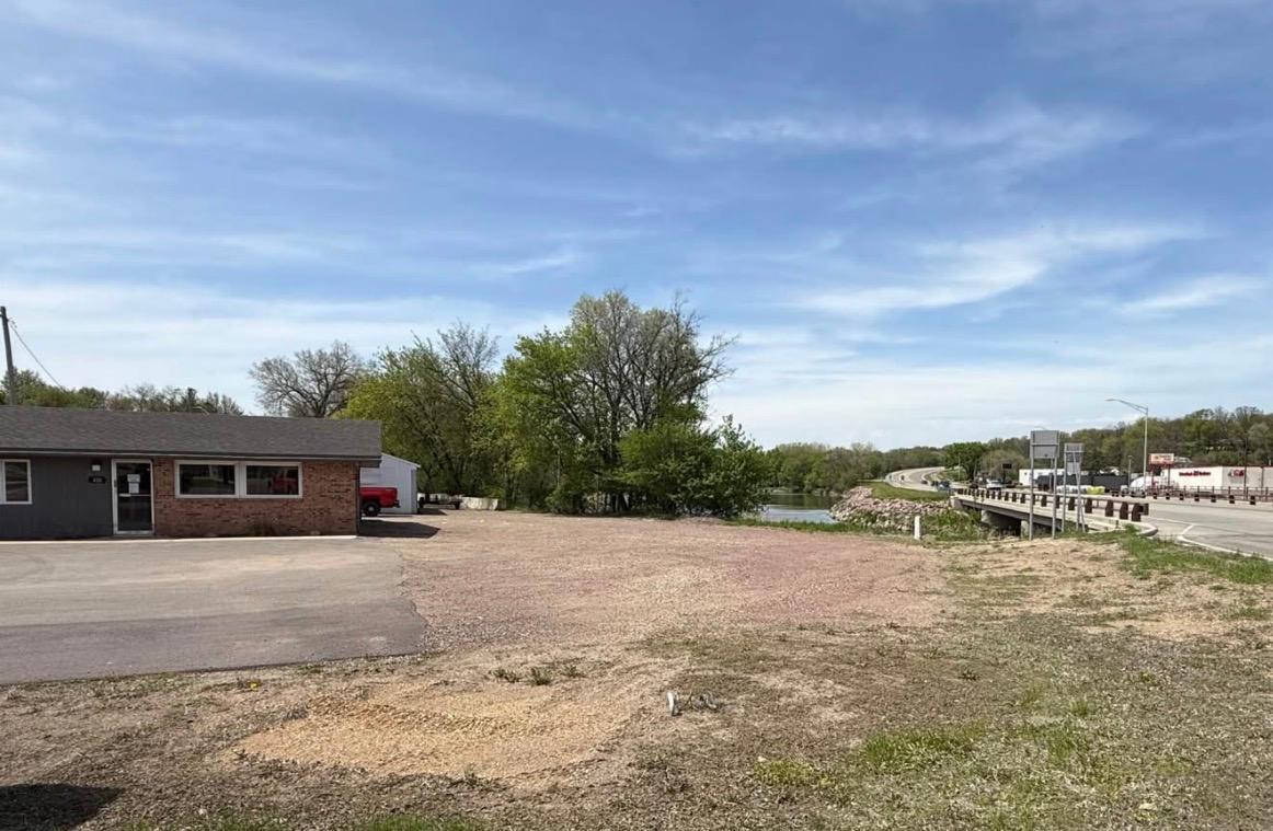 410 Springfield Parkway Property Photo 2