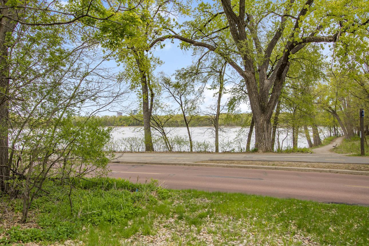 2036 Cedar Lake Parkway Property Photo 3