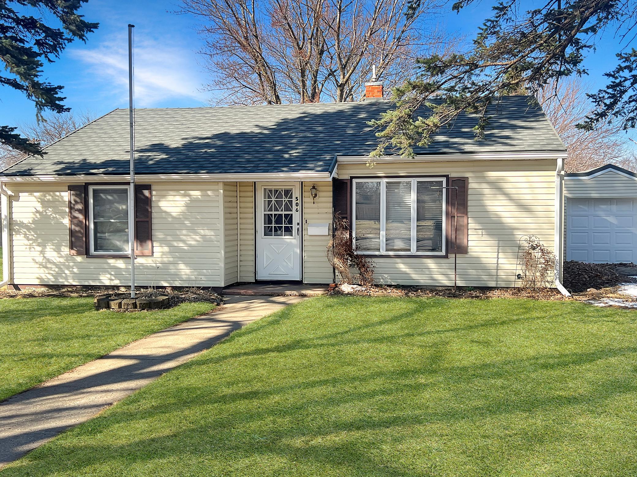506 E 2nd Street N Property Photo 1
