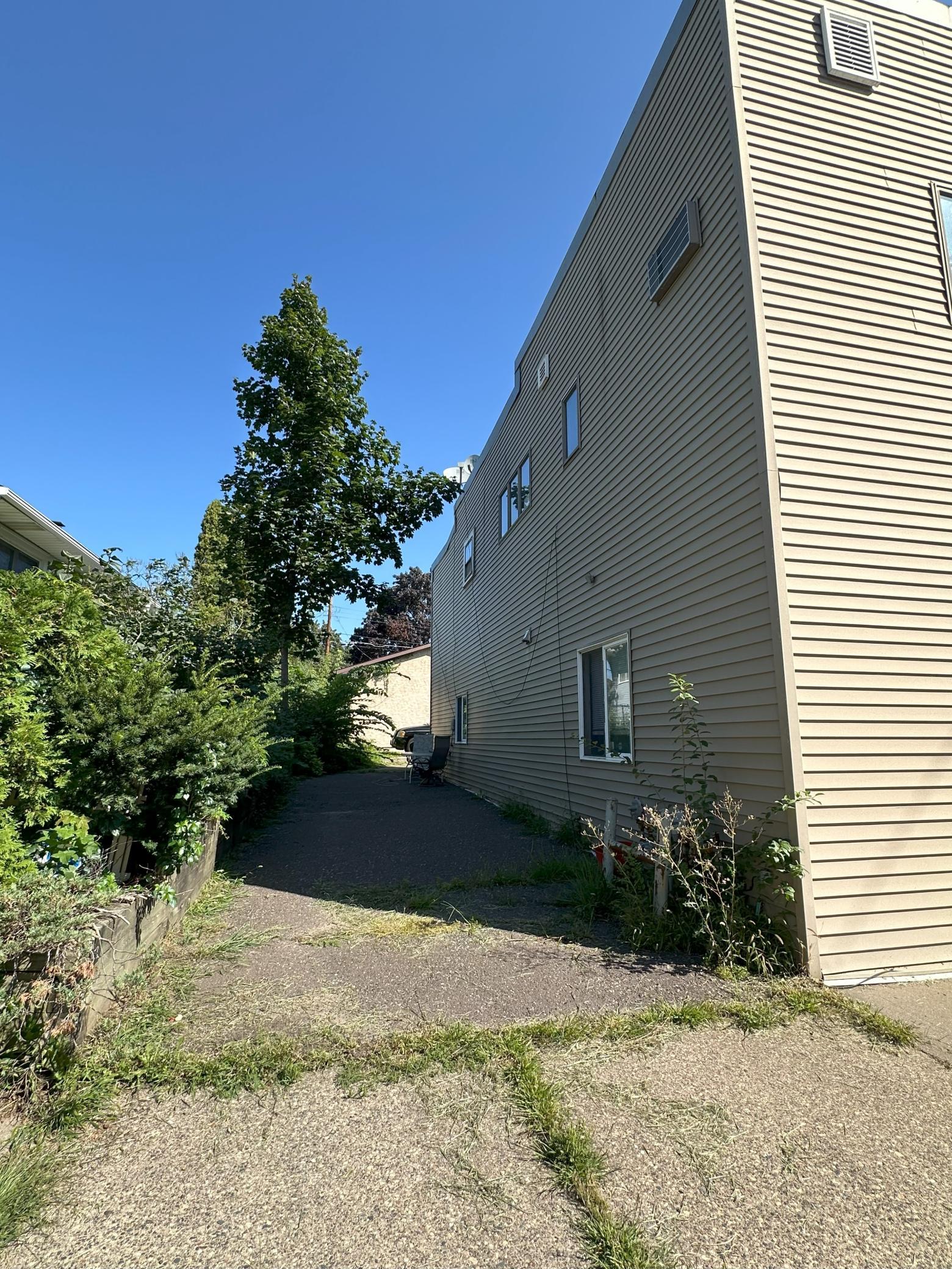 1237 5th Street E Property Photo 4