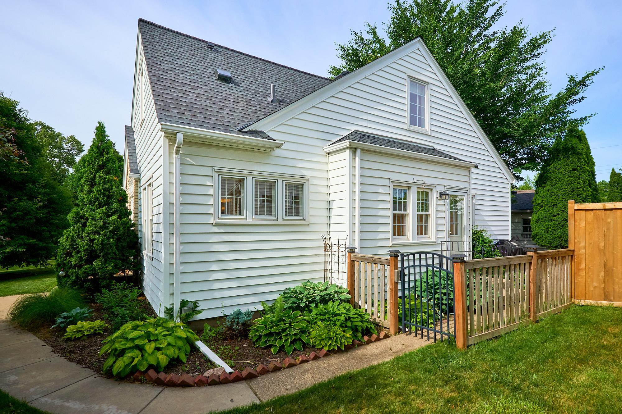 2242 Wilson Street Ne Property Photo 4