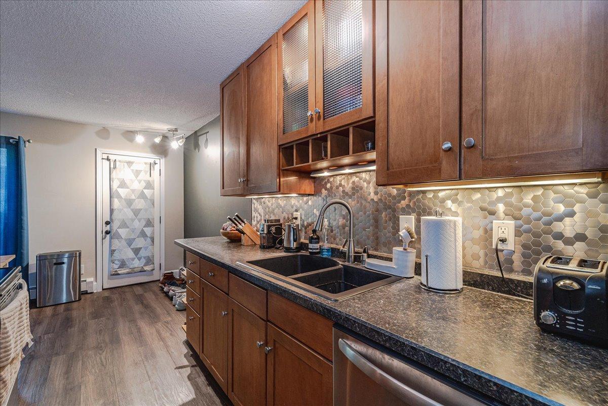 4524 Cedar Lake Road S 3 Property Photo 4