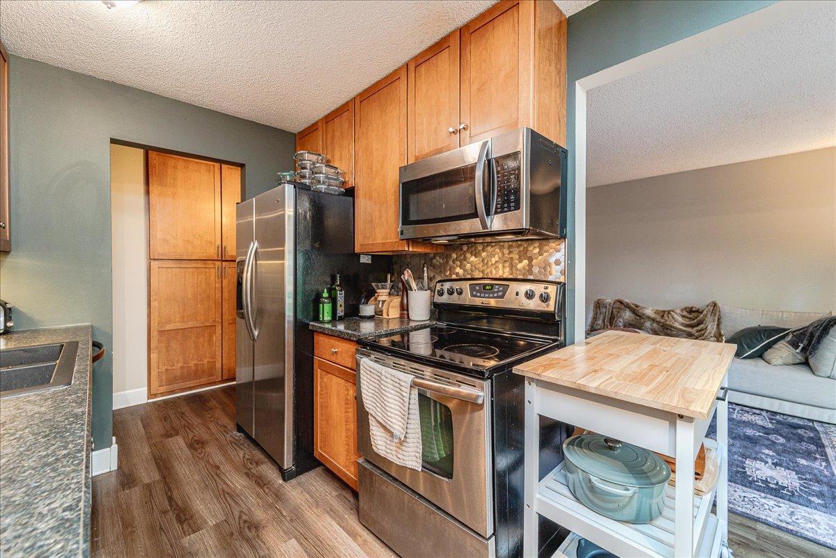 4524 Cedar Lake Road S 3 Property Photo 5