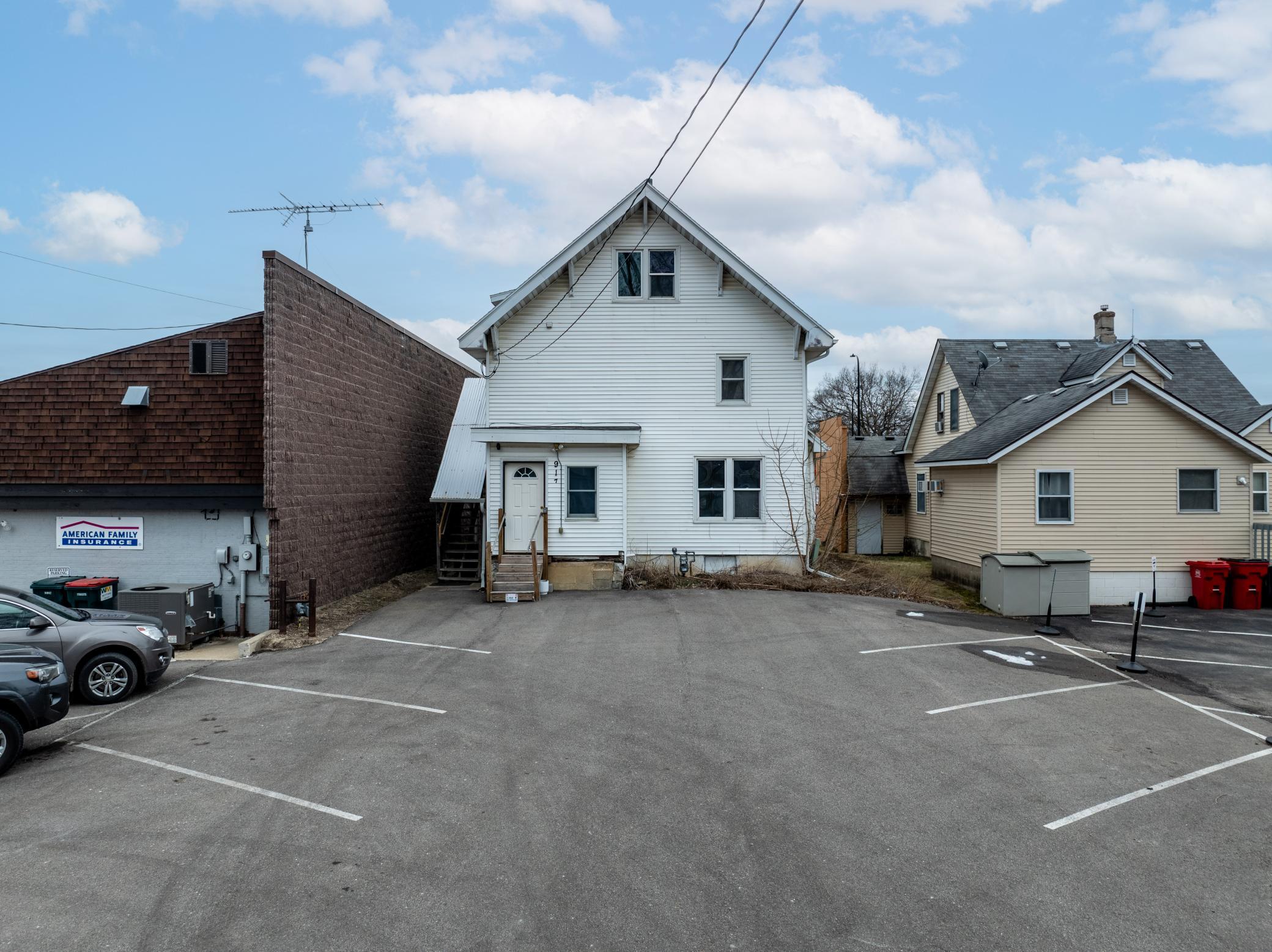 917 Broadway Avenue N Property Photo 3