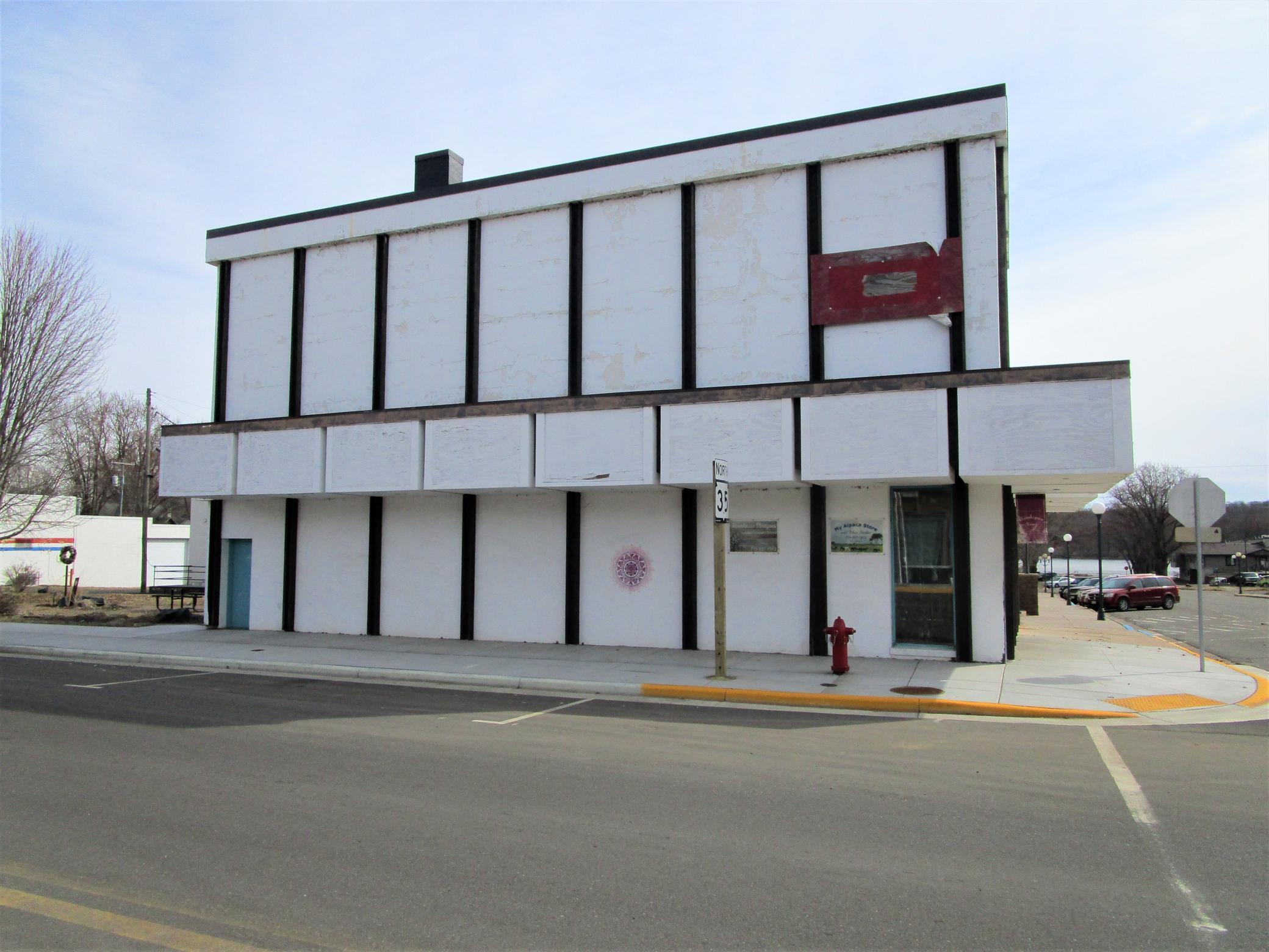 101 Oak St E Property Photo 4