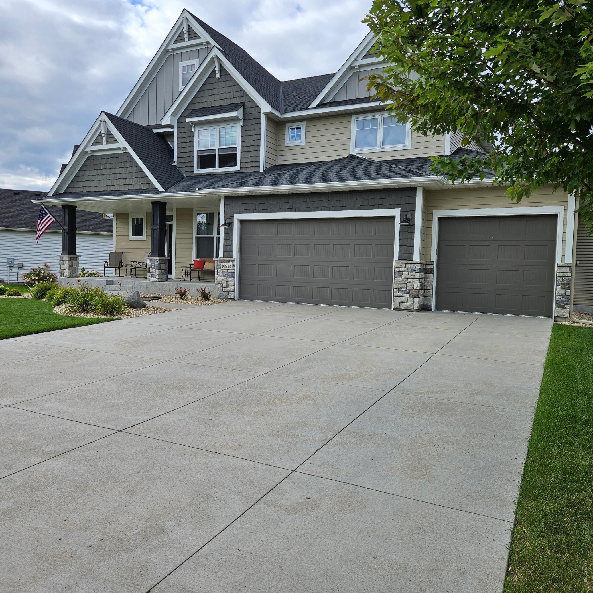10922 Brookside Trail N Property Photo 3