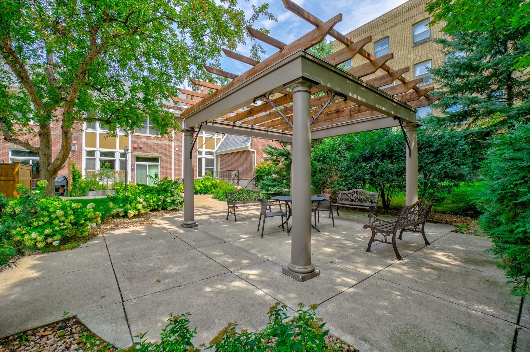 552 Summit Avenue Property Photo 3