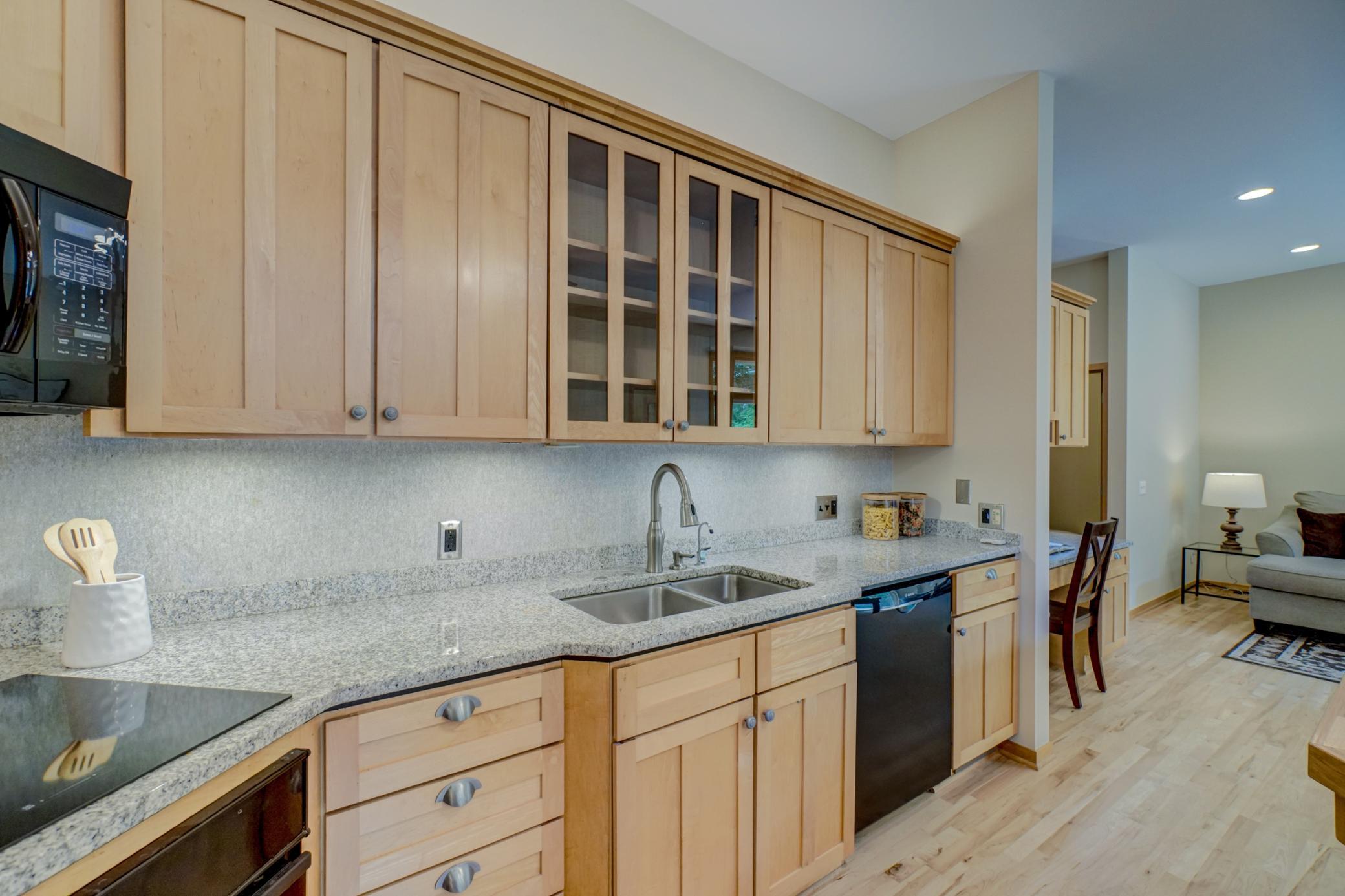 552 Summit Avenue Property Photo 12