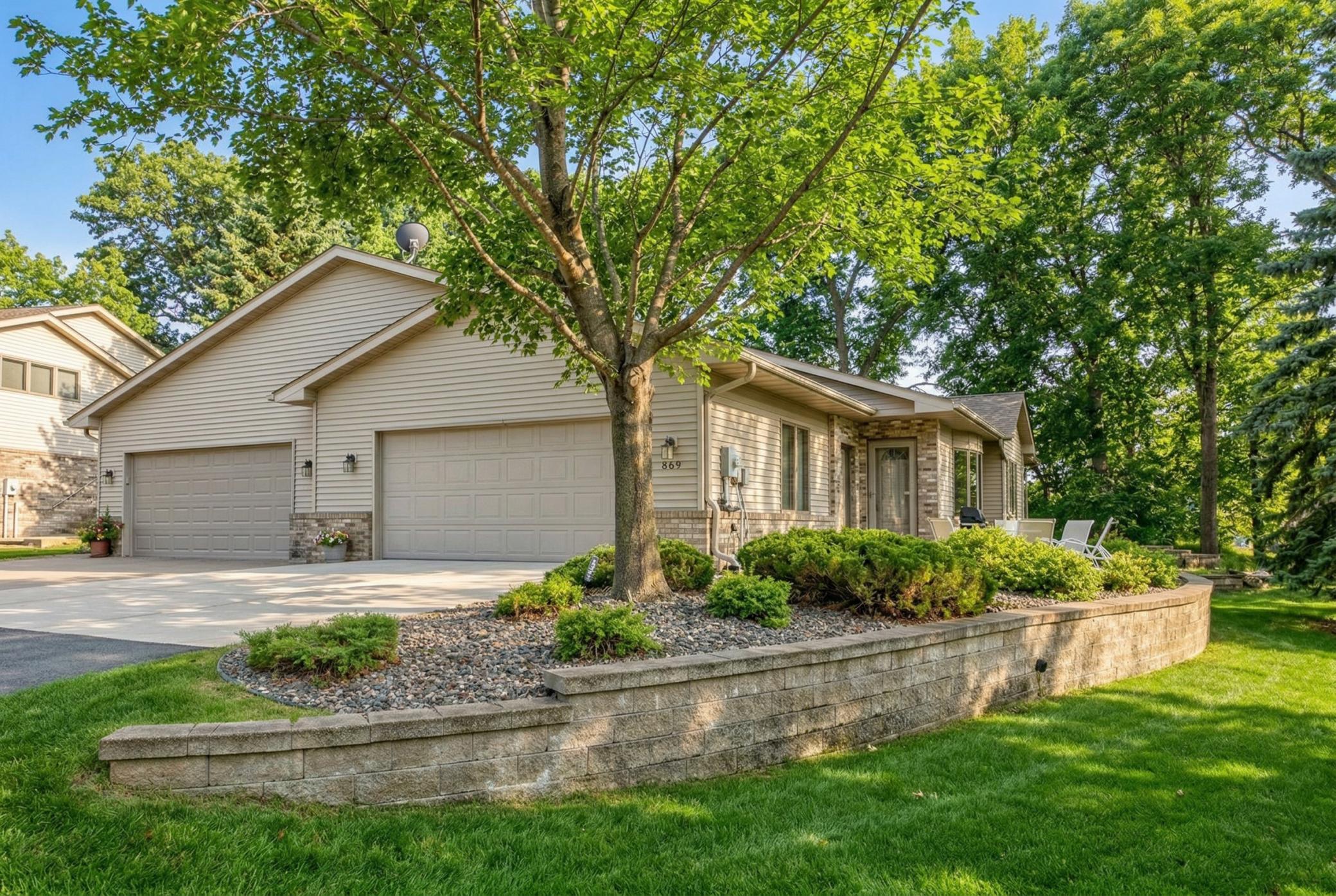 869 Autumn Way Property Photo 1