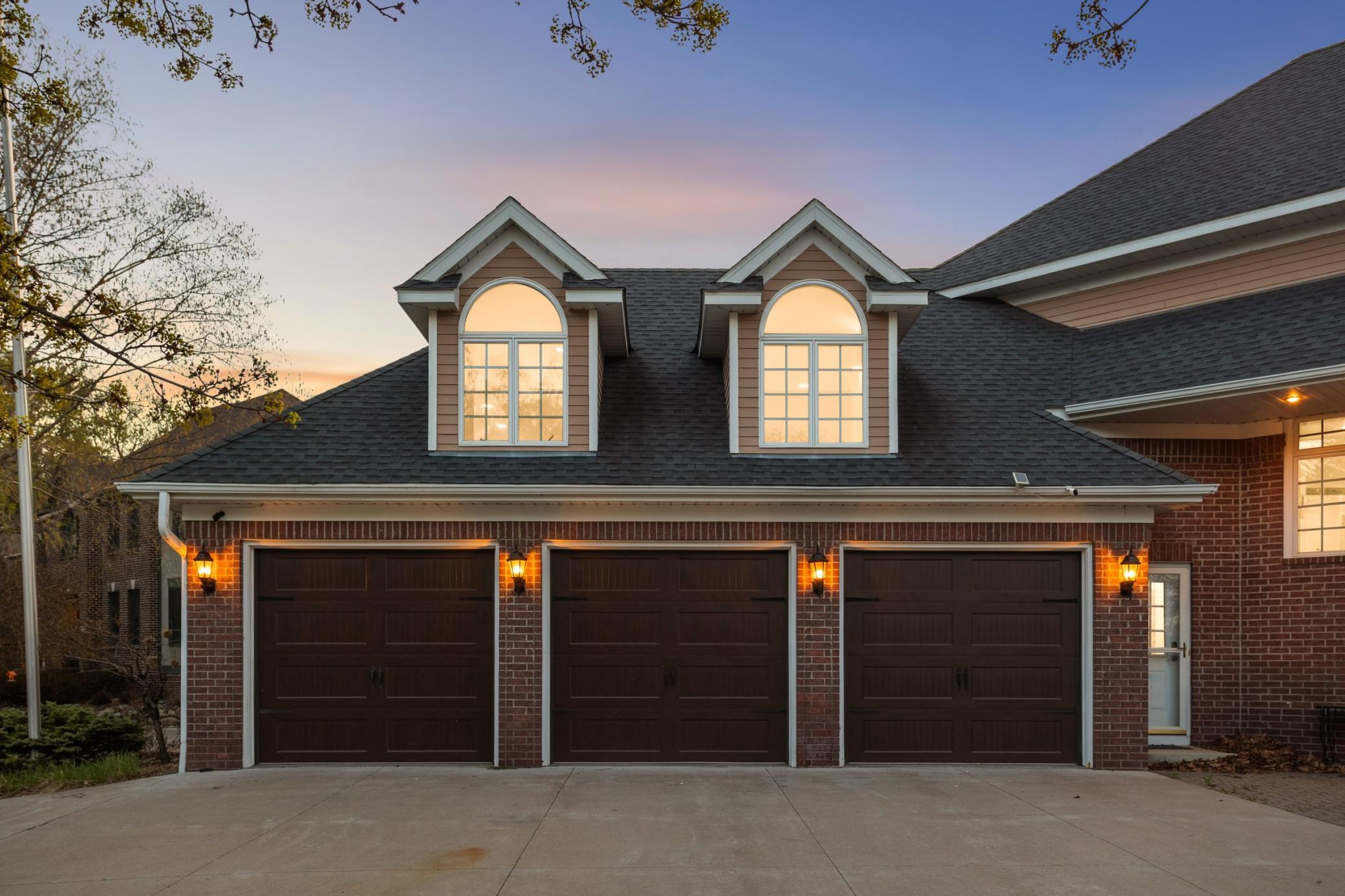 2437 Sunset Court Property Photo 4