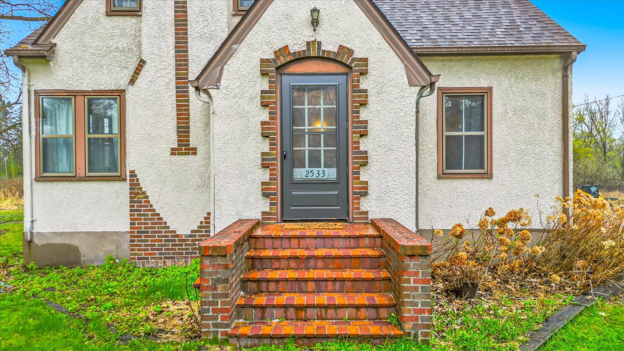 2533 Snelling Curve Property Photo 3