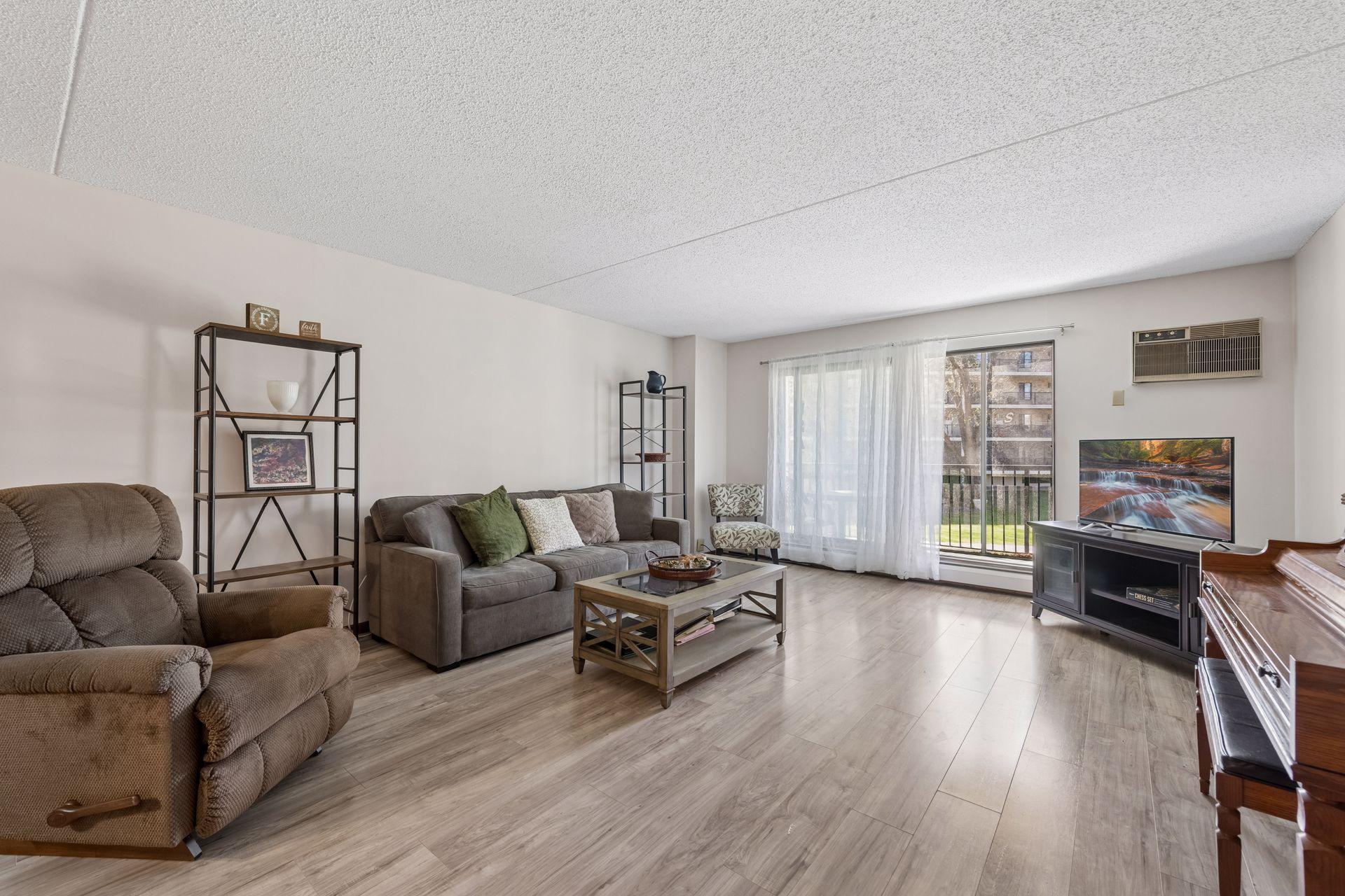 10531 Cedar Lake Road 212