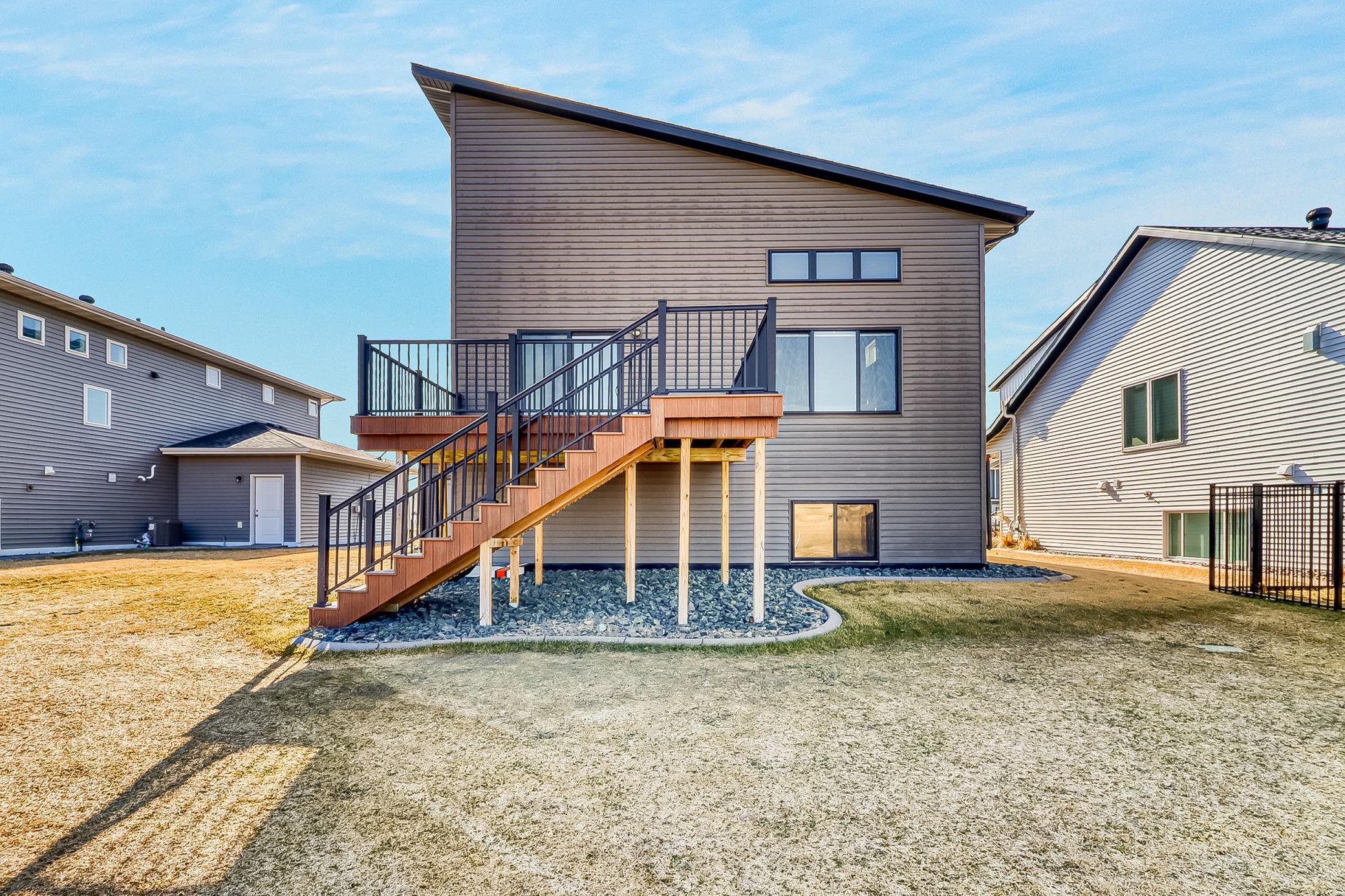 442 Hampton Drive W Property Photo 4