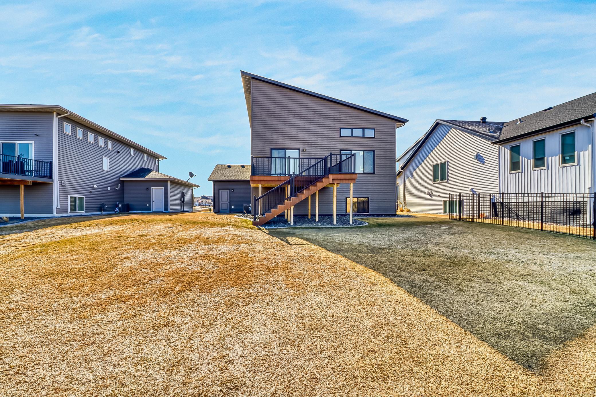 442 Hampton Drive W Property Photo 6
