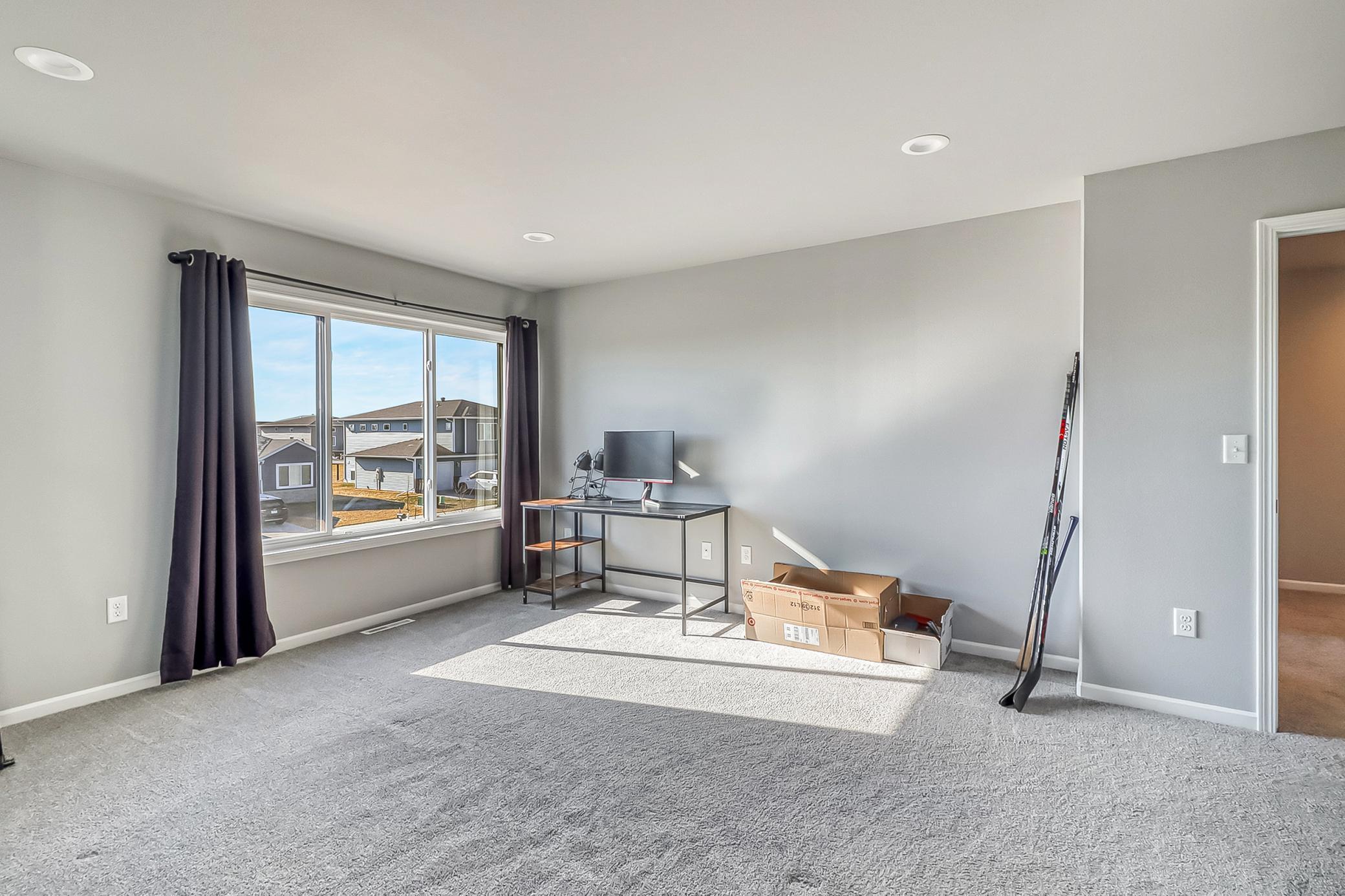 442 Hampton Drive W Property Photo 28