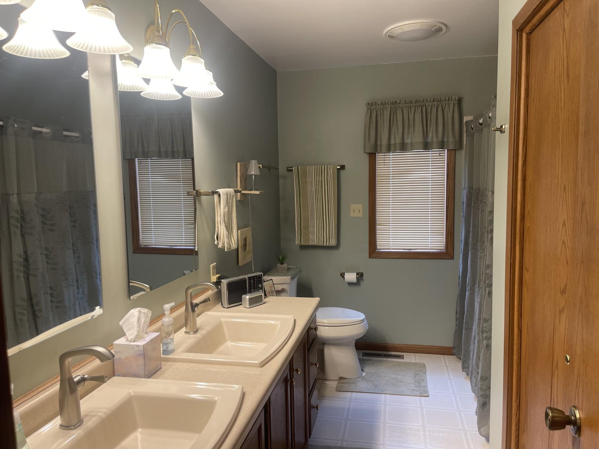 207 E Hollett Street Property Photo 6