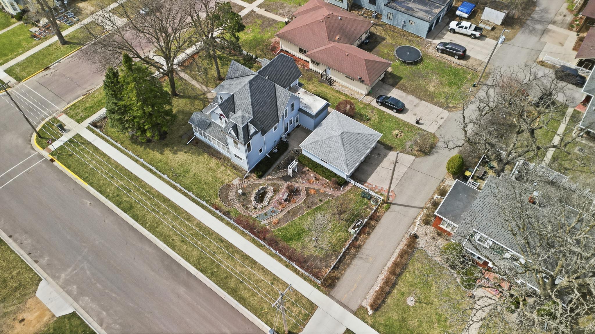 125 E 2nd Street Property Photo 4