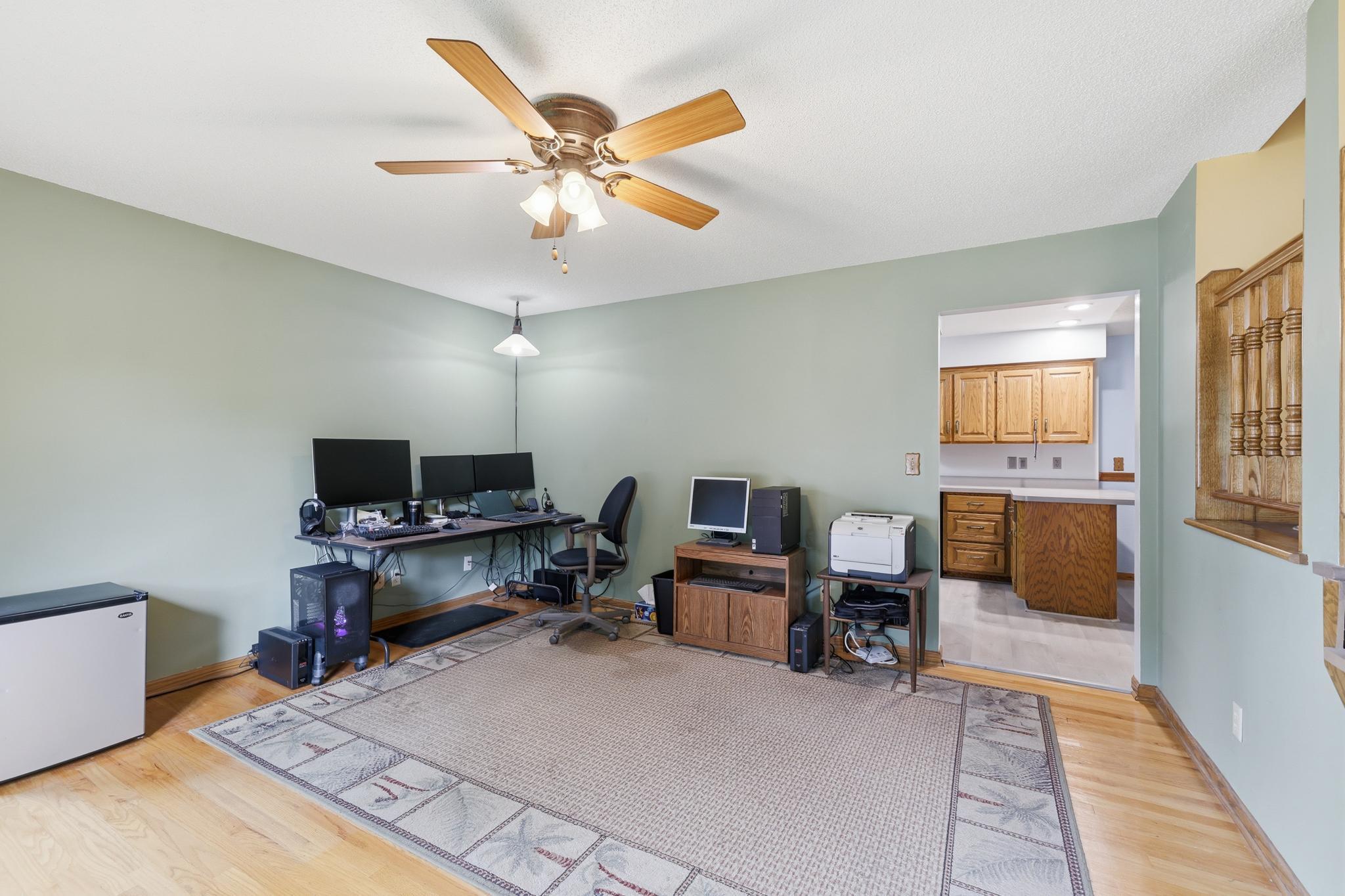 2217 Gentry Avenue N Property Photo 9