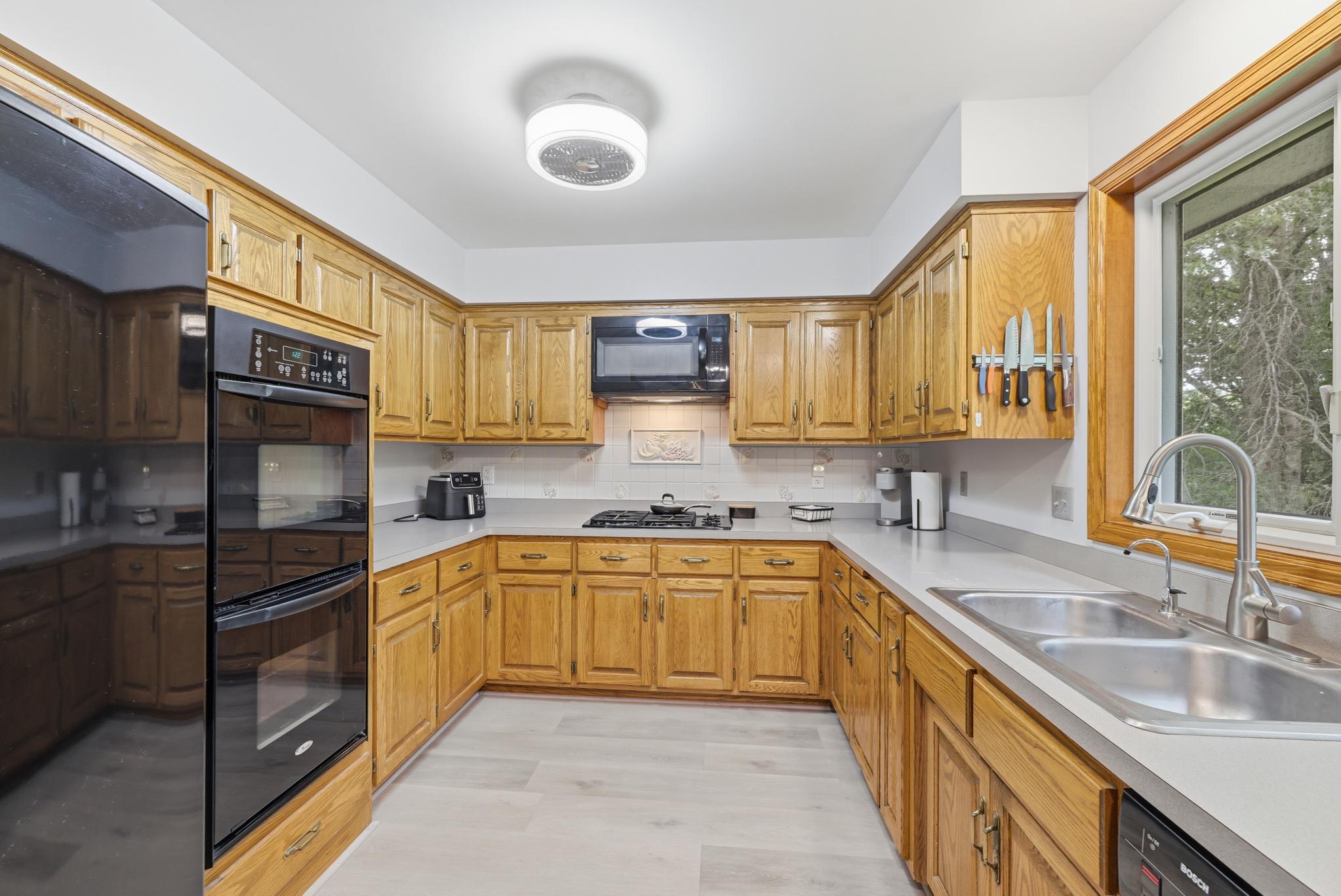 2217 Gentry Avenue N Property Photo 14