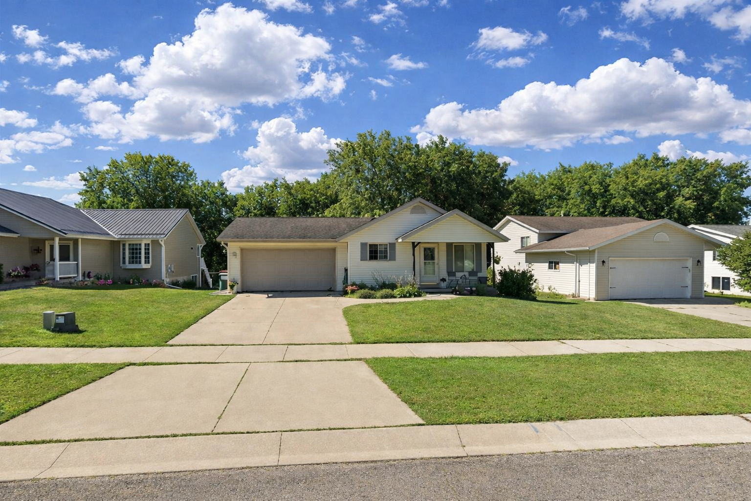 3818 Strathmore Lane SE Property Photo 1
