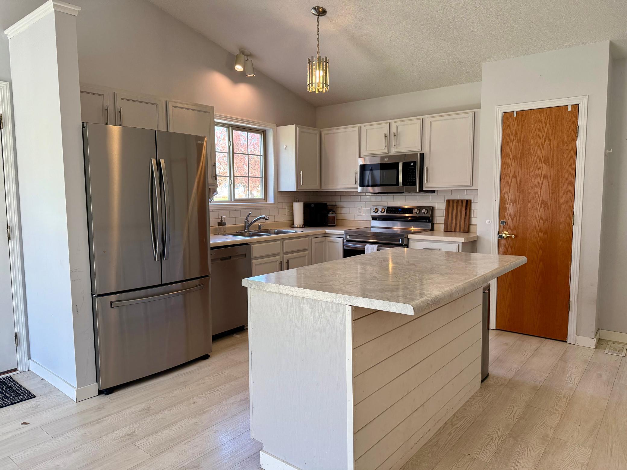 3818 Strathmore Lane Se Property Photo 4