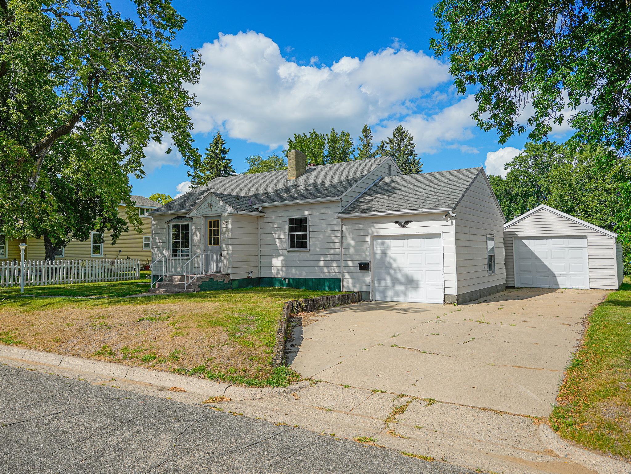 525 3rd St SE