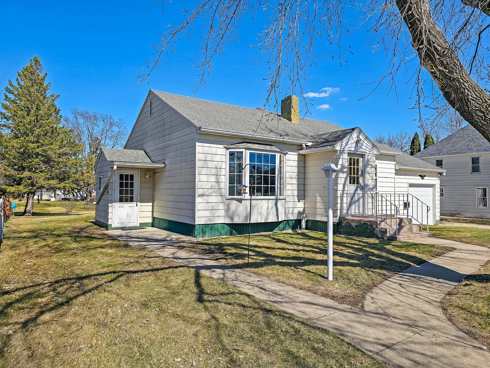 525 3rd St Se Property Photo 4