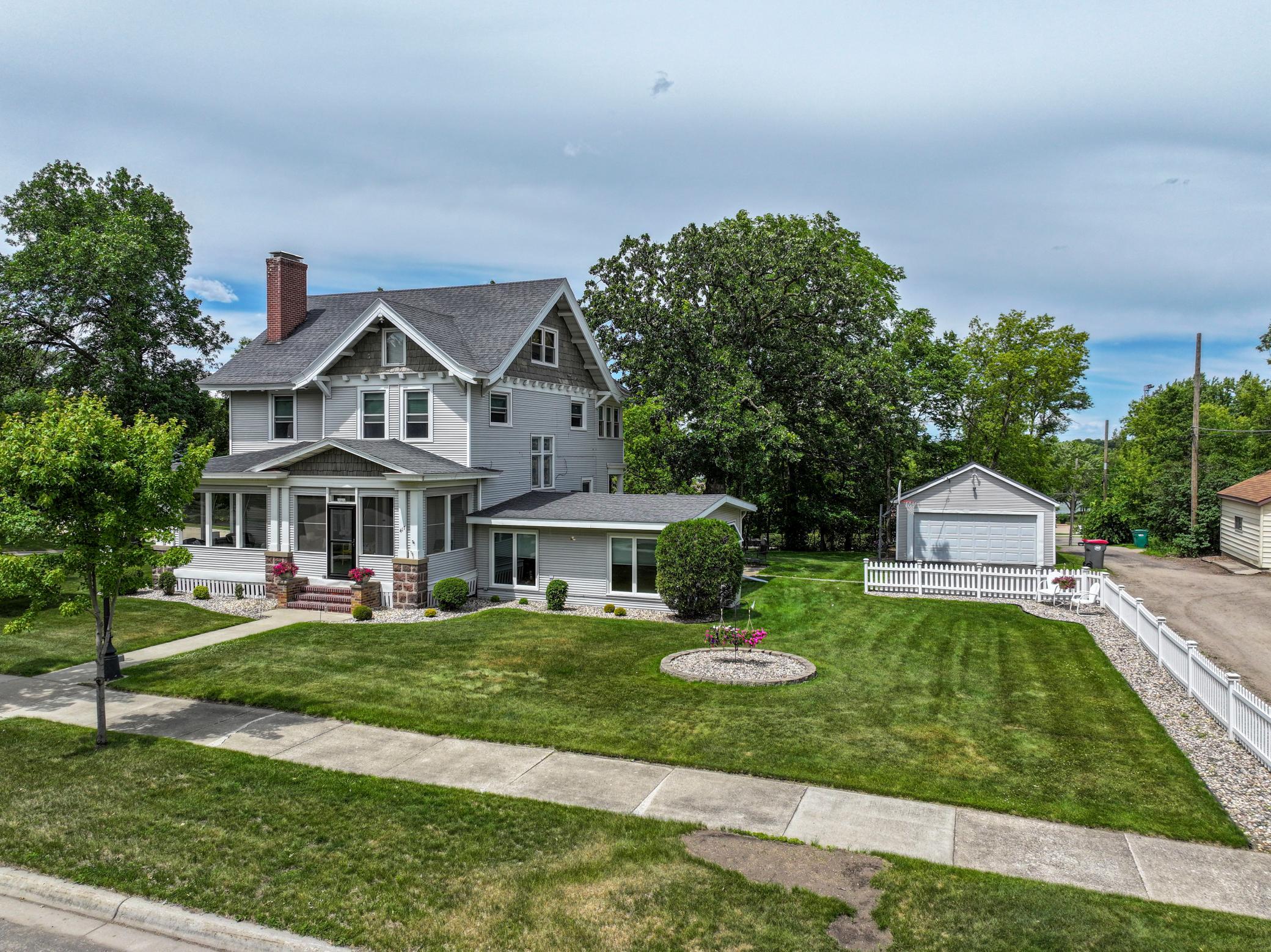 417 6th Avenue W Property Photo 1
