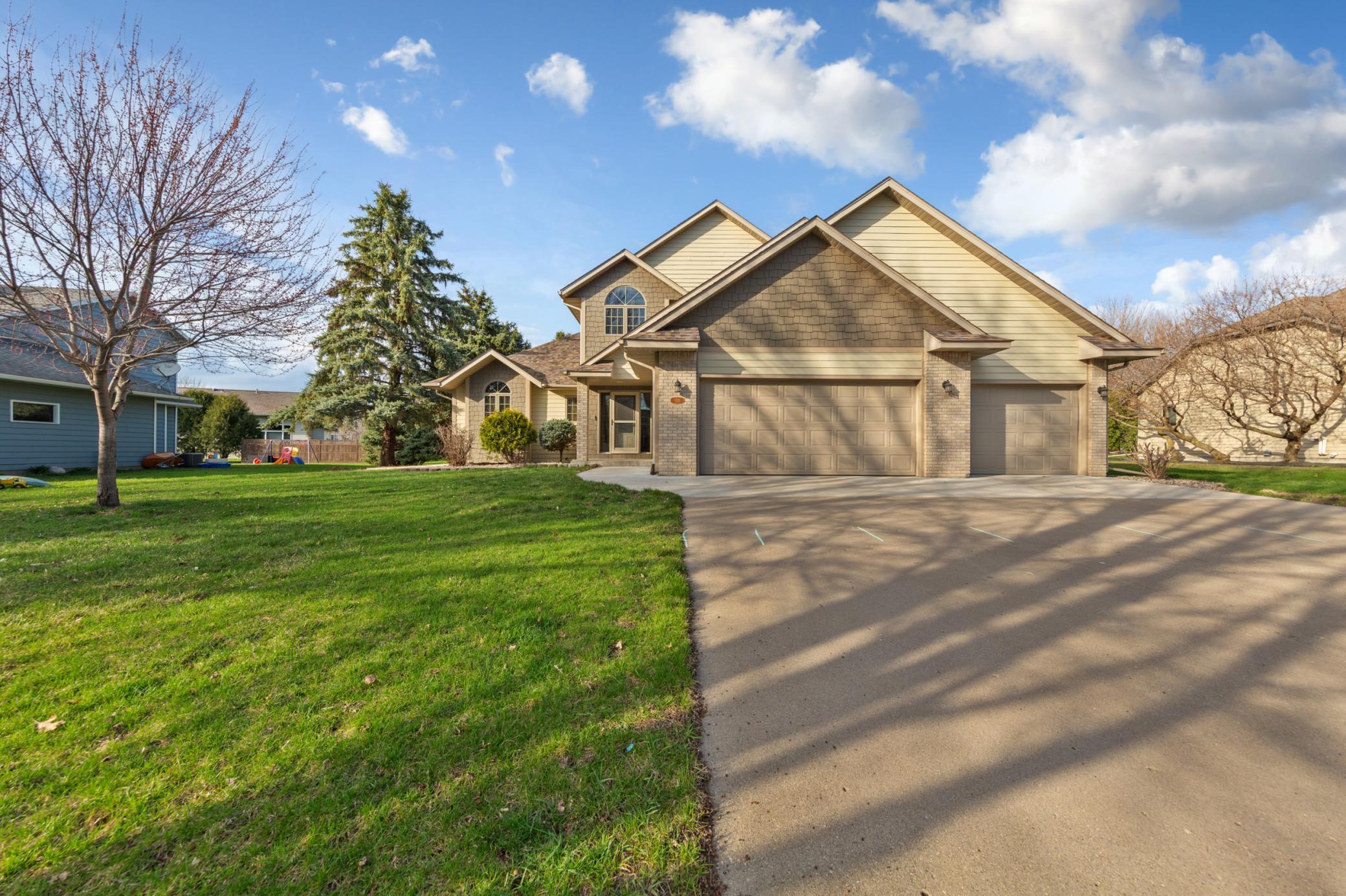 1526 Castle Drive Property Photo 2