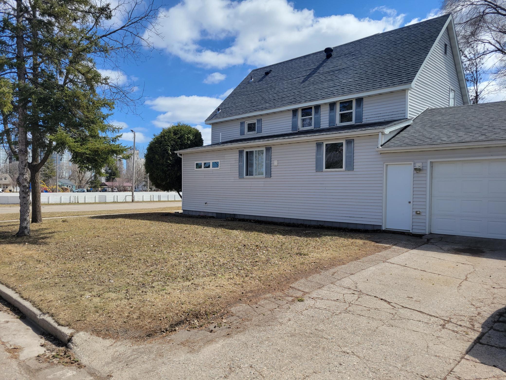 933 Labree Avenue N Property Photo 23
