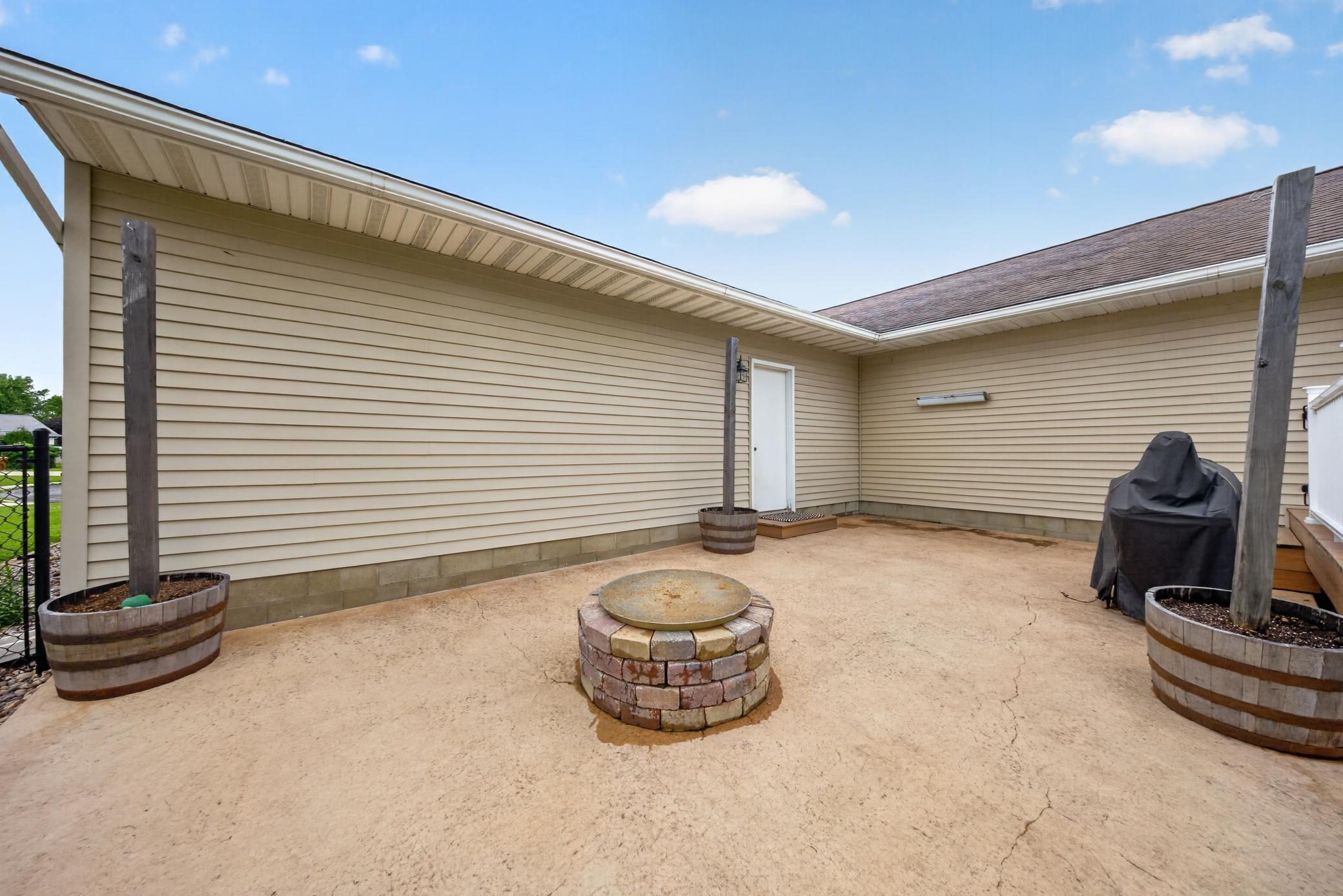 100 Capelle Street Property Photo 11