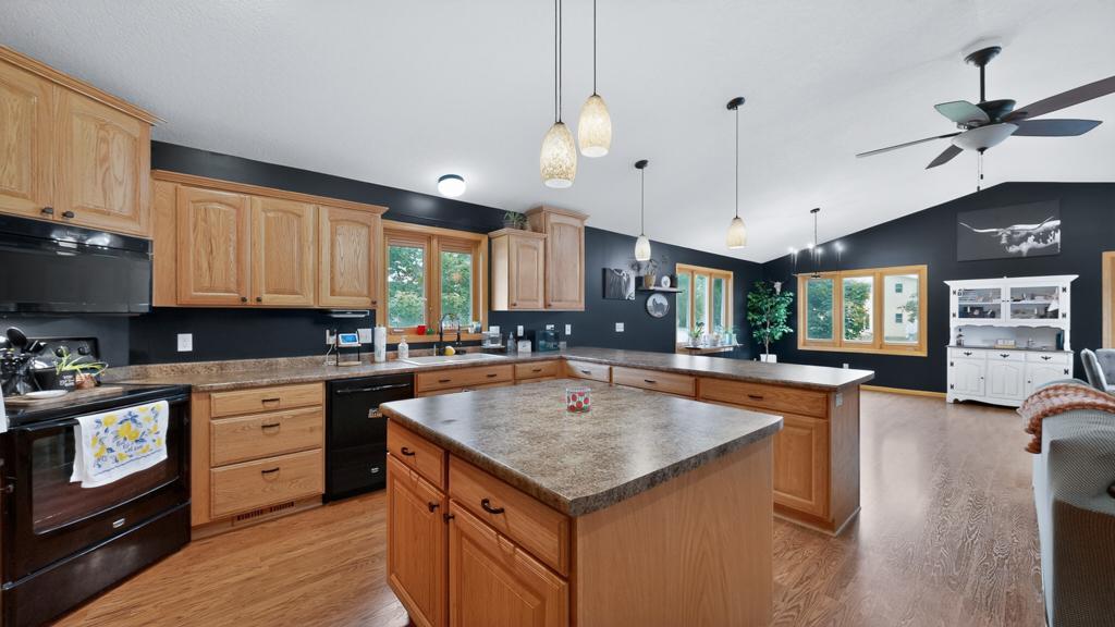 100 Capelle Street Property Photo 32