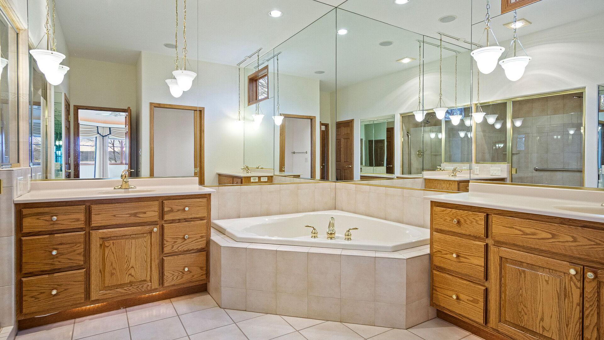 E5110 Interlachen Boulevard Property Photo 49