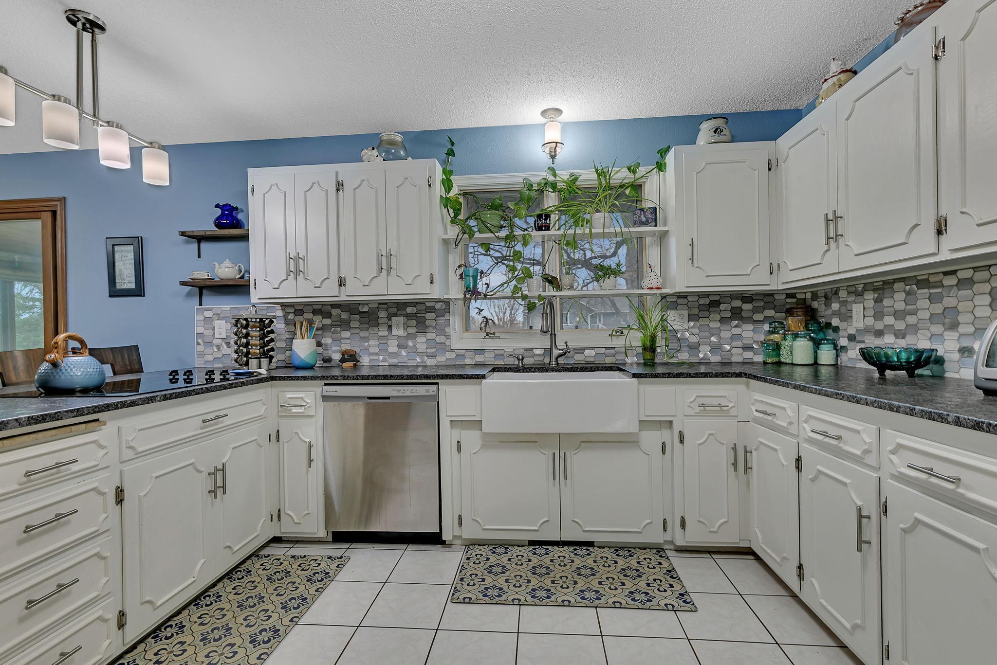 2426 Cooper Avenue S Property Photo 3