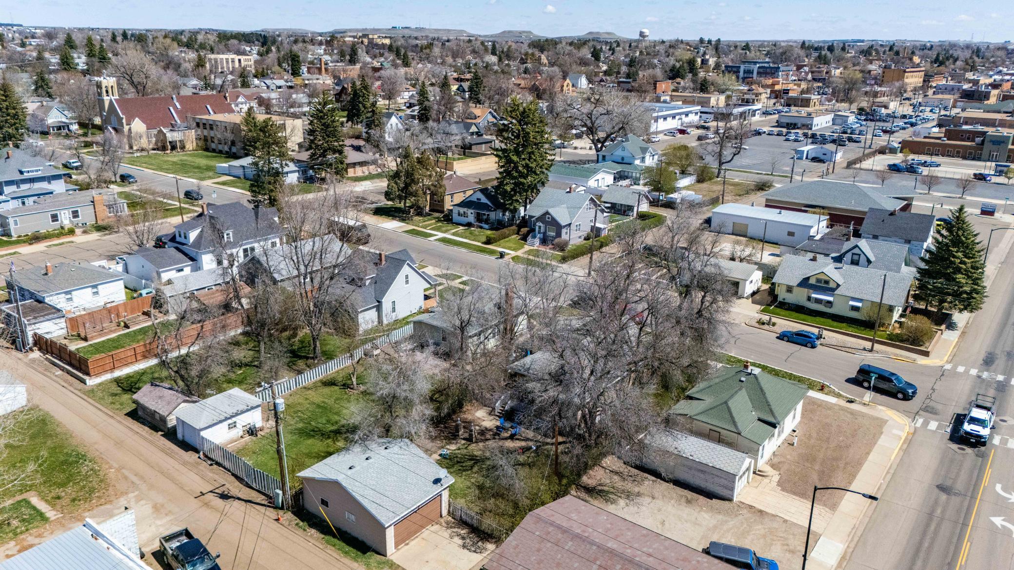 11 6th Avenue W Property Photo 6