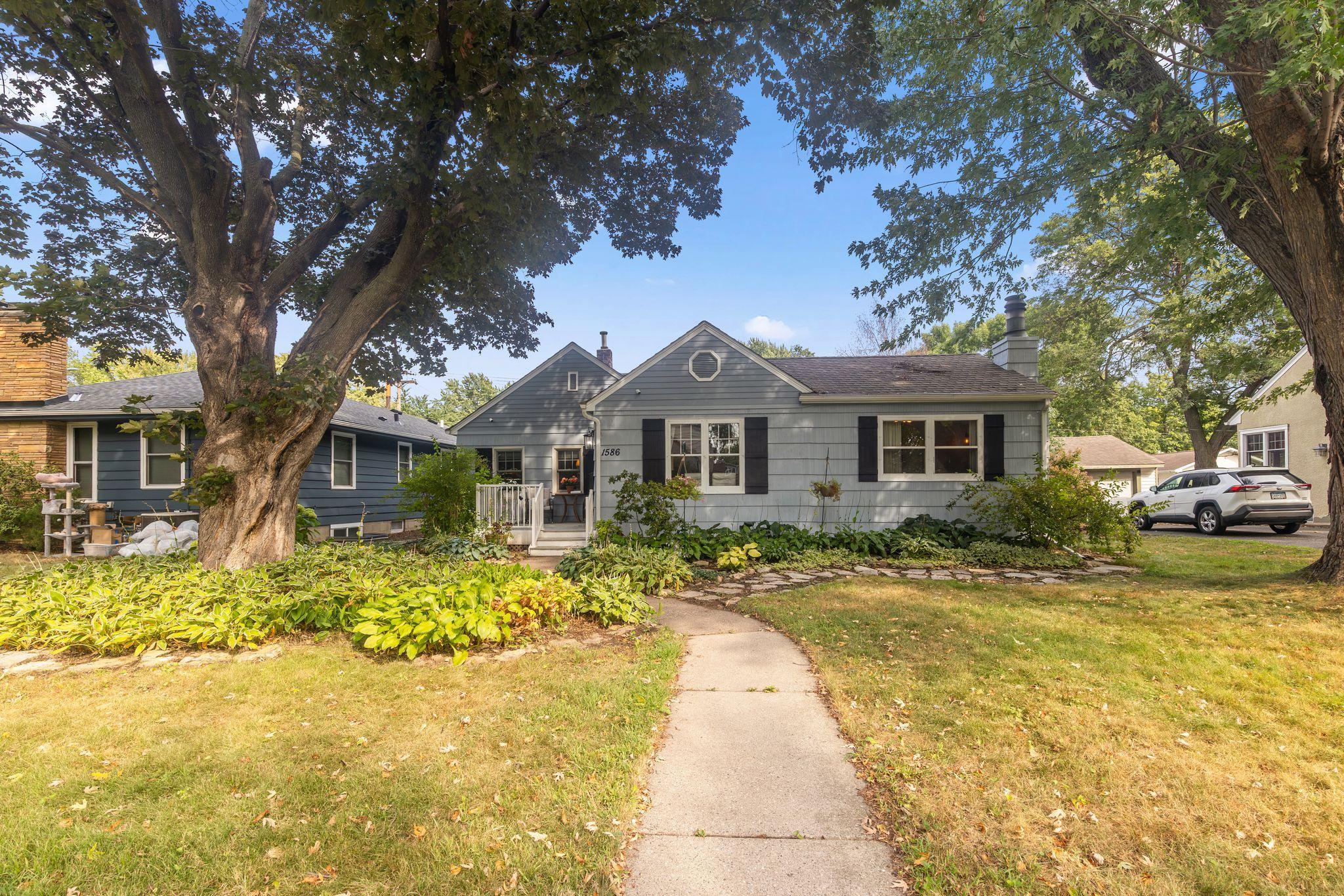1586 Grotto Street N Property Photo 1