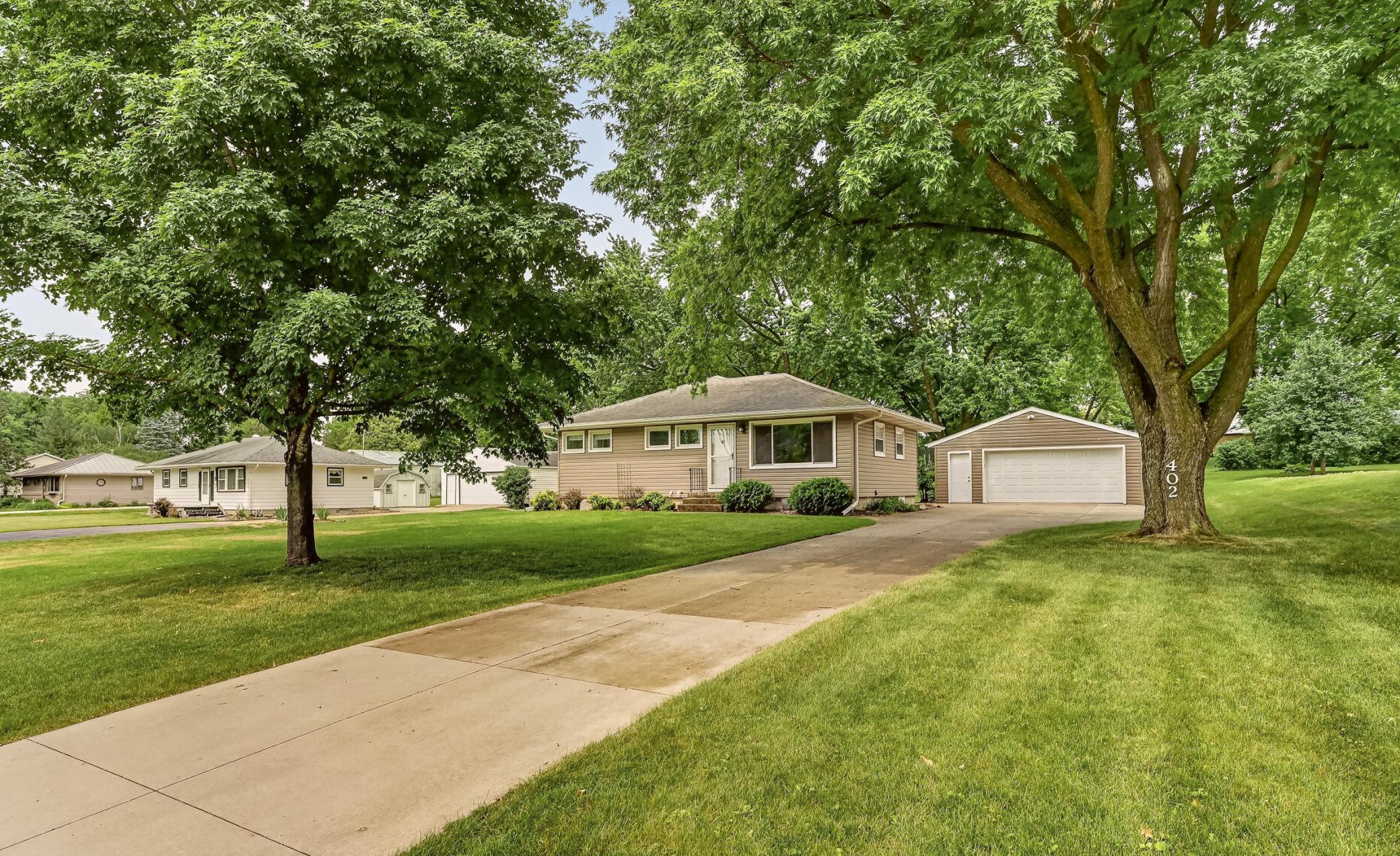 402 Strathmore Lane Se Property Photo 1
