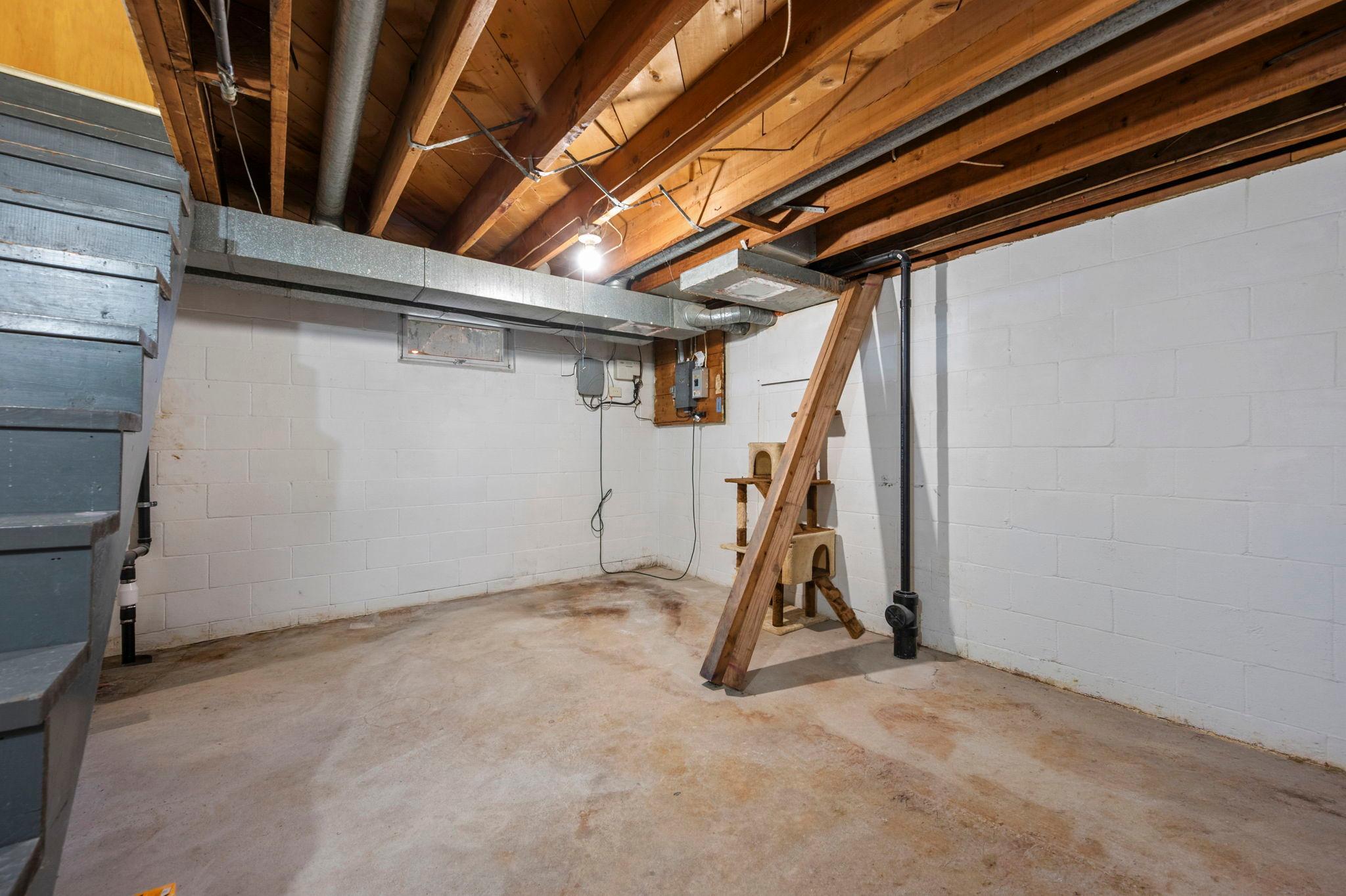 305 Main Street E Property Photo 39