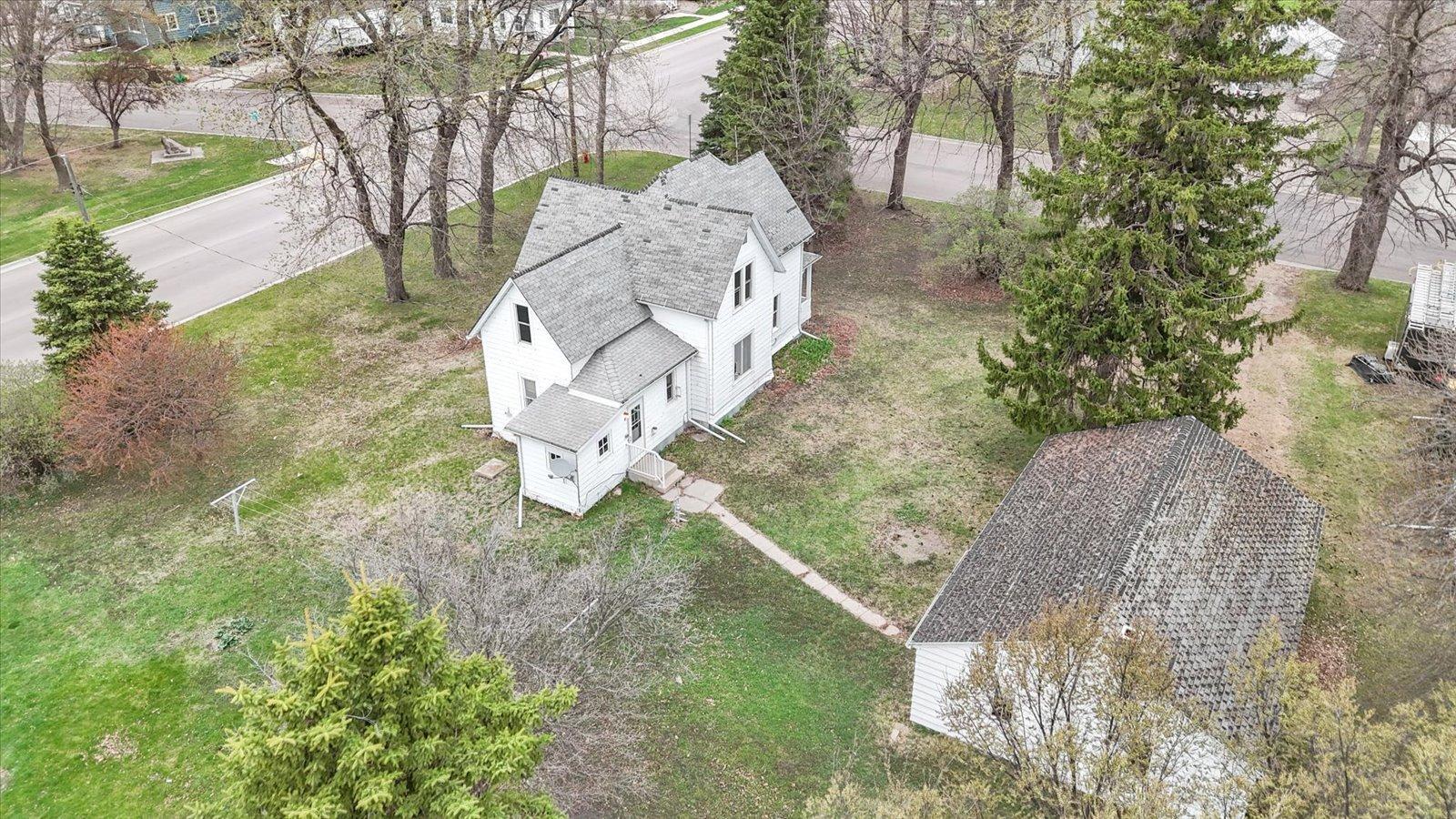 106 E Park Avenue Property Photo 3