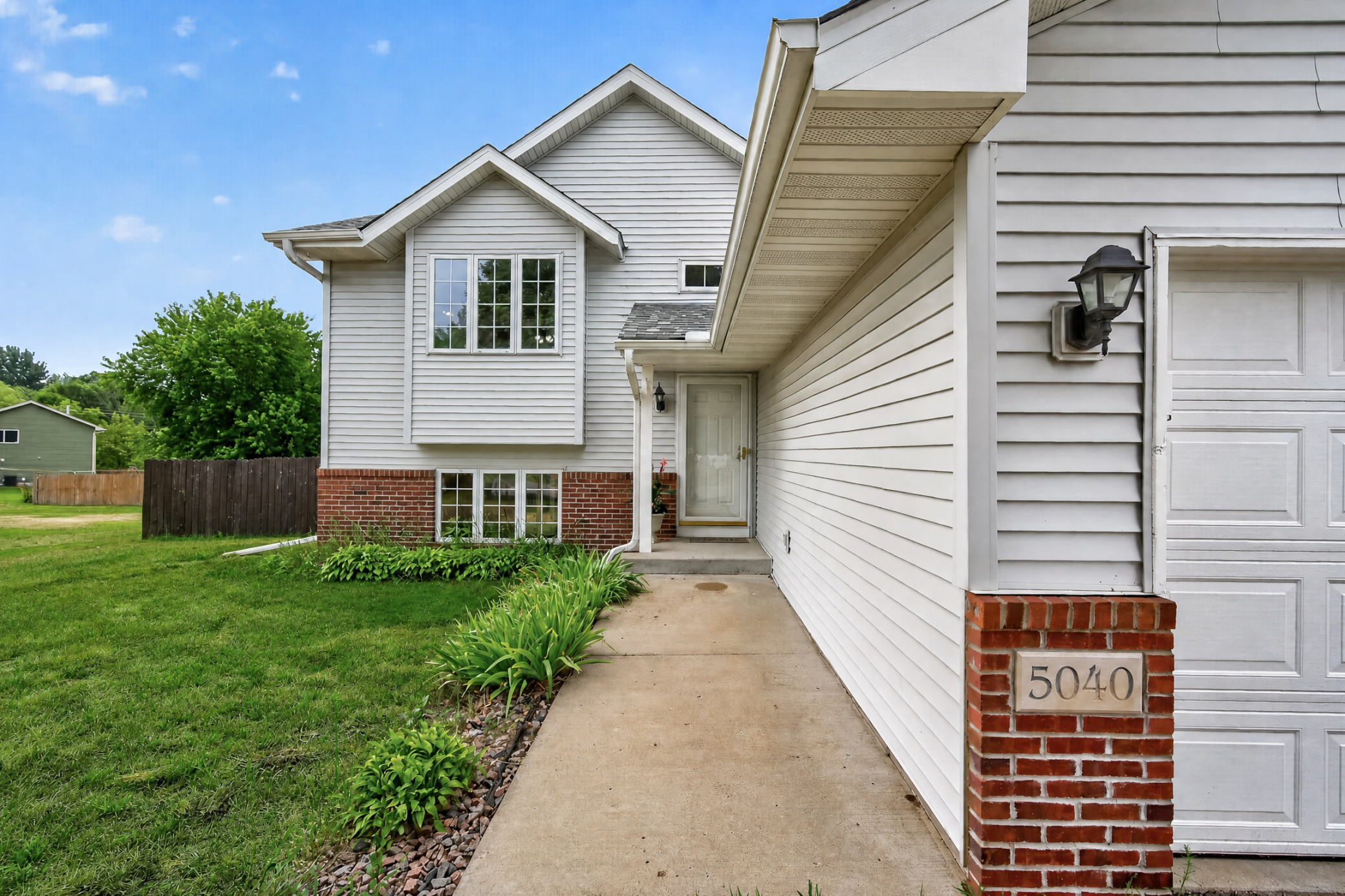 5040 Edinburgh Way Property Photo 2