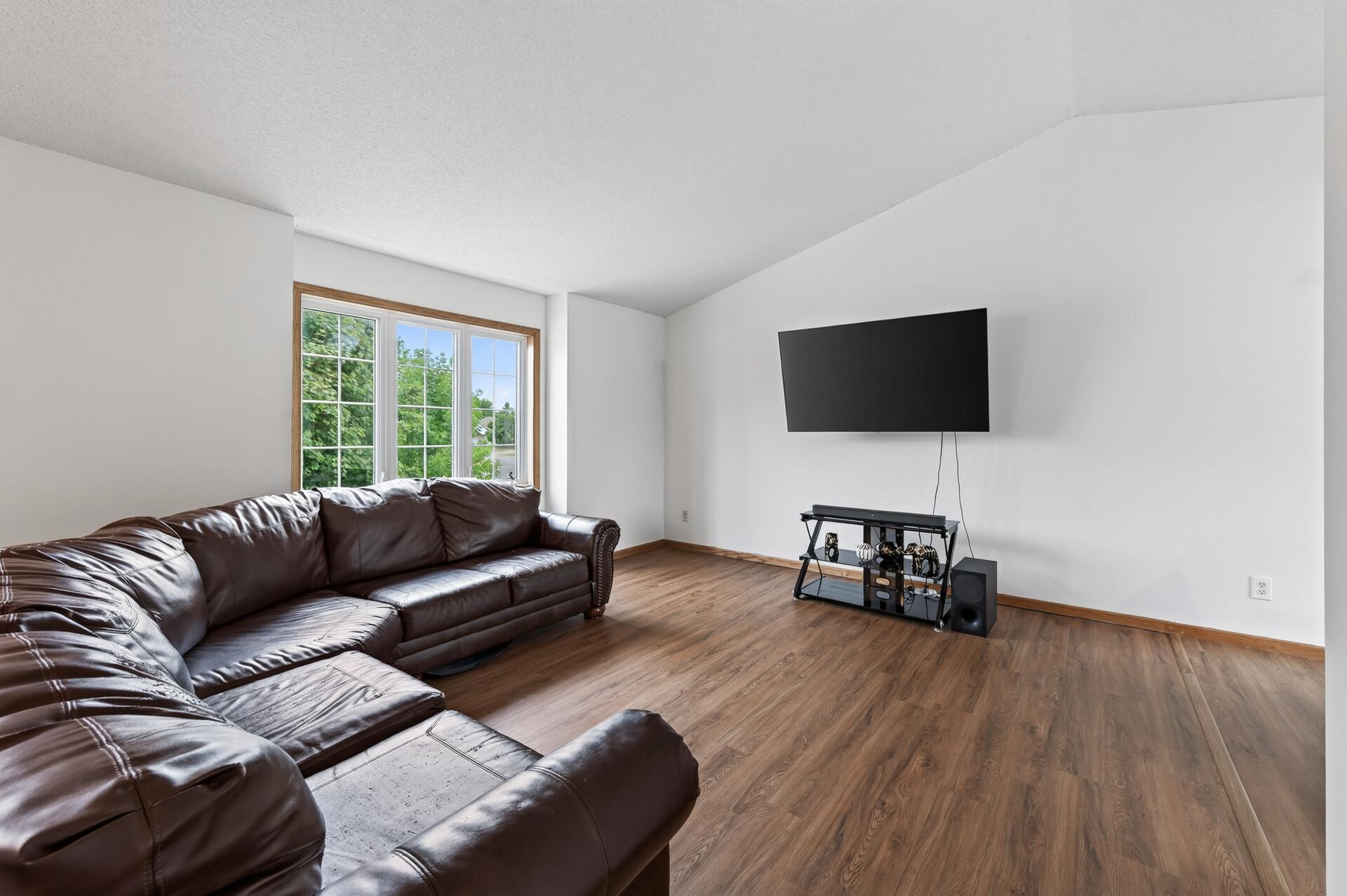 5040 Edinburgh Way Property Photo 8