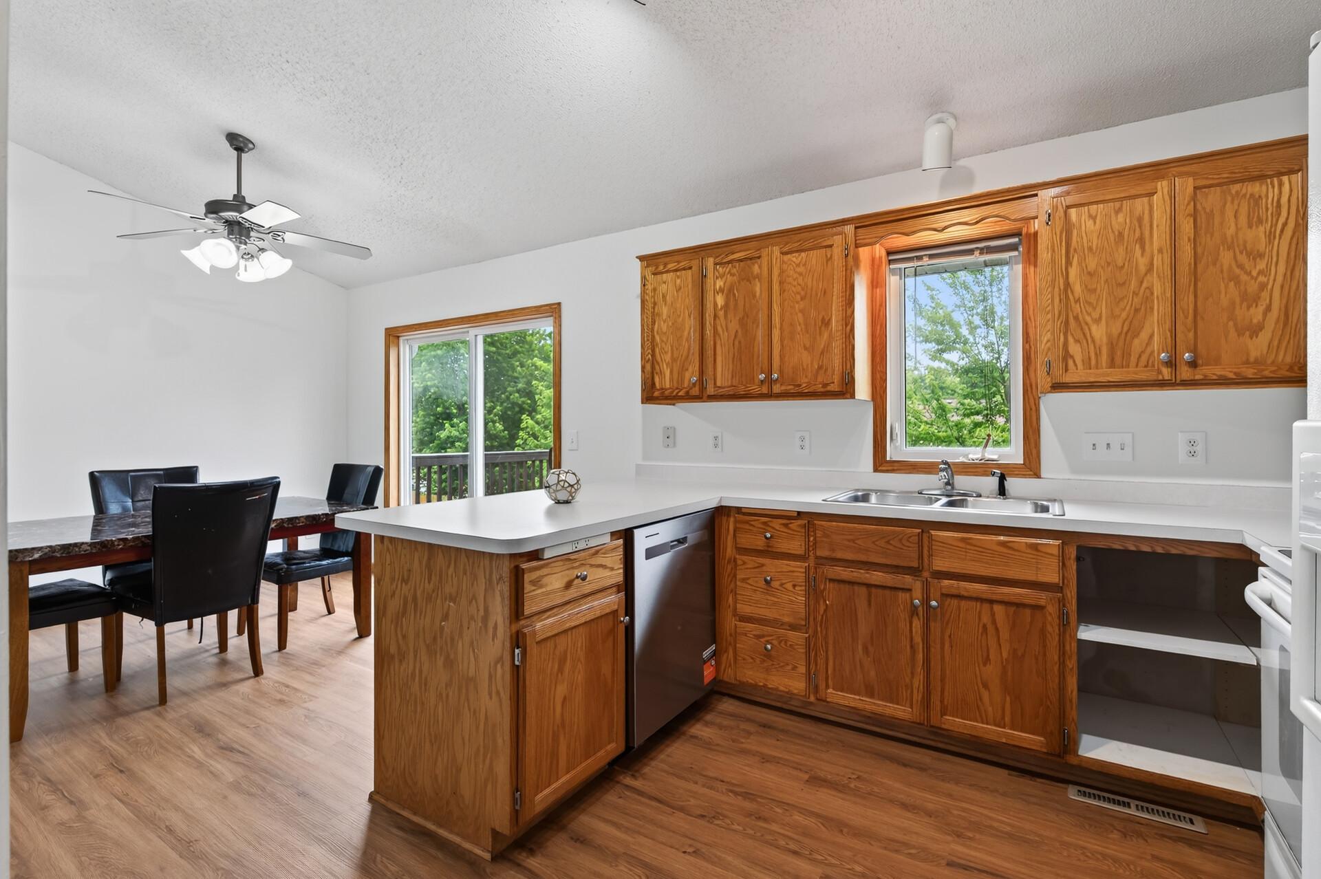 5040 Edinburgh Way Property Photo 11