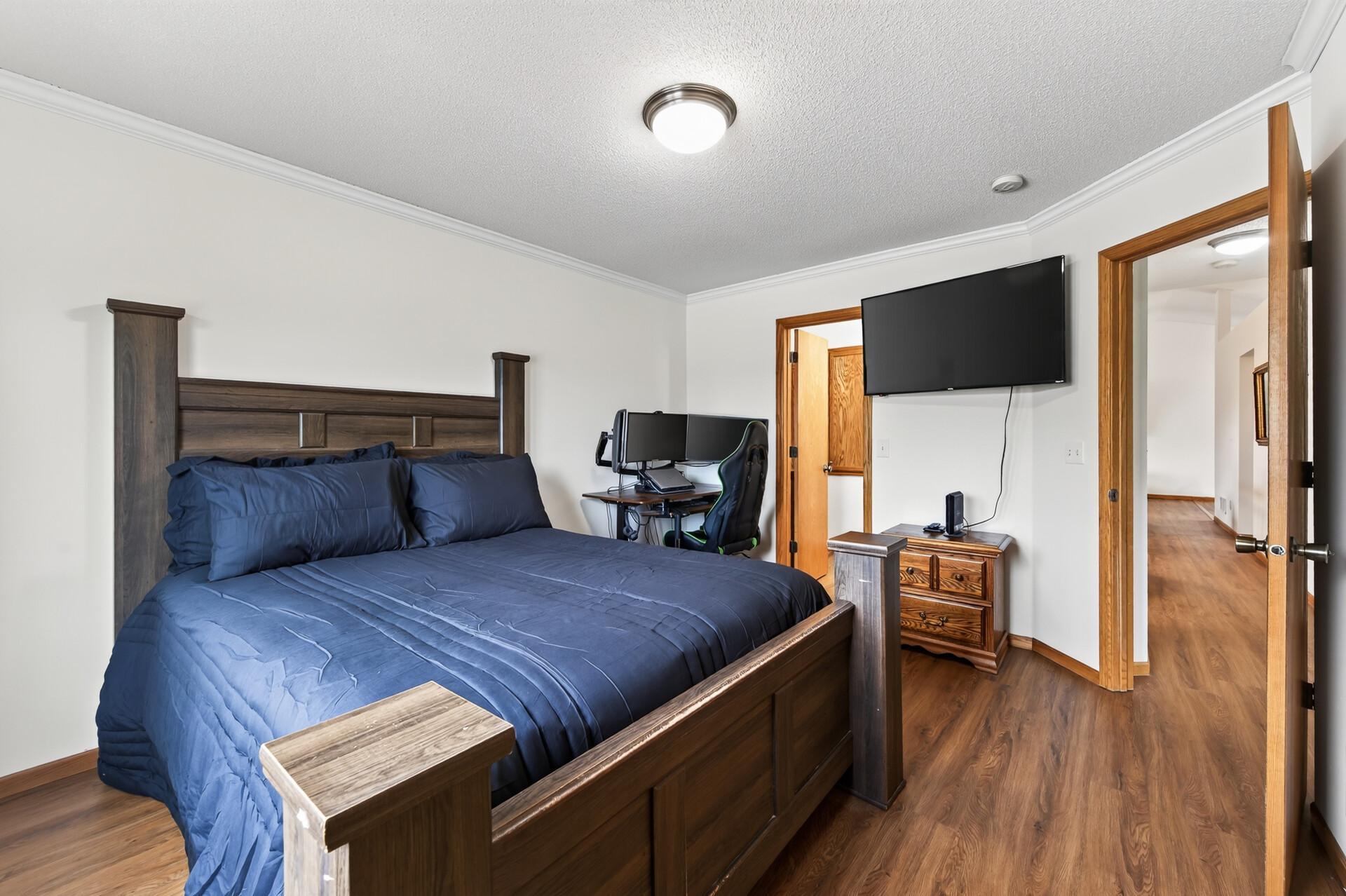 5040 Edinburgh Way Property Photo 13