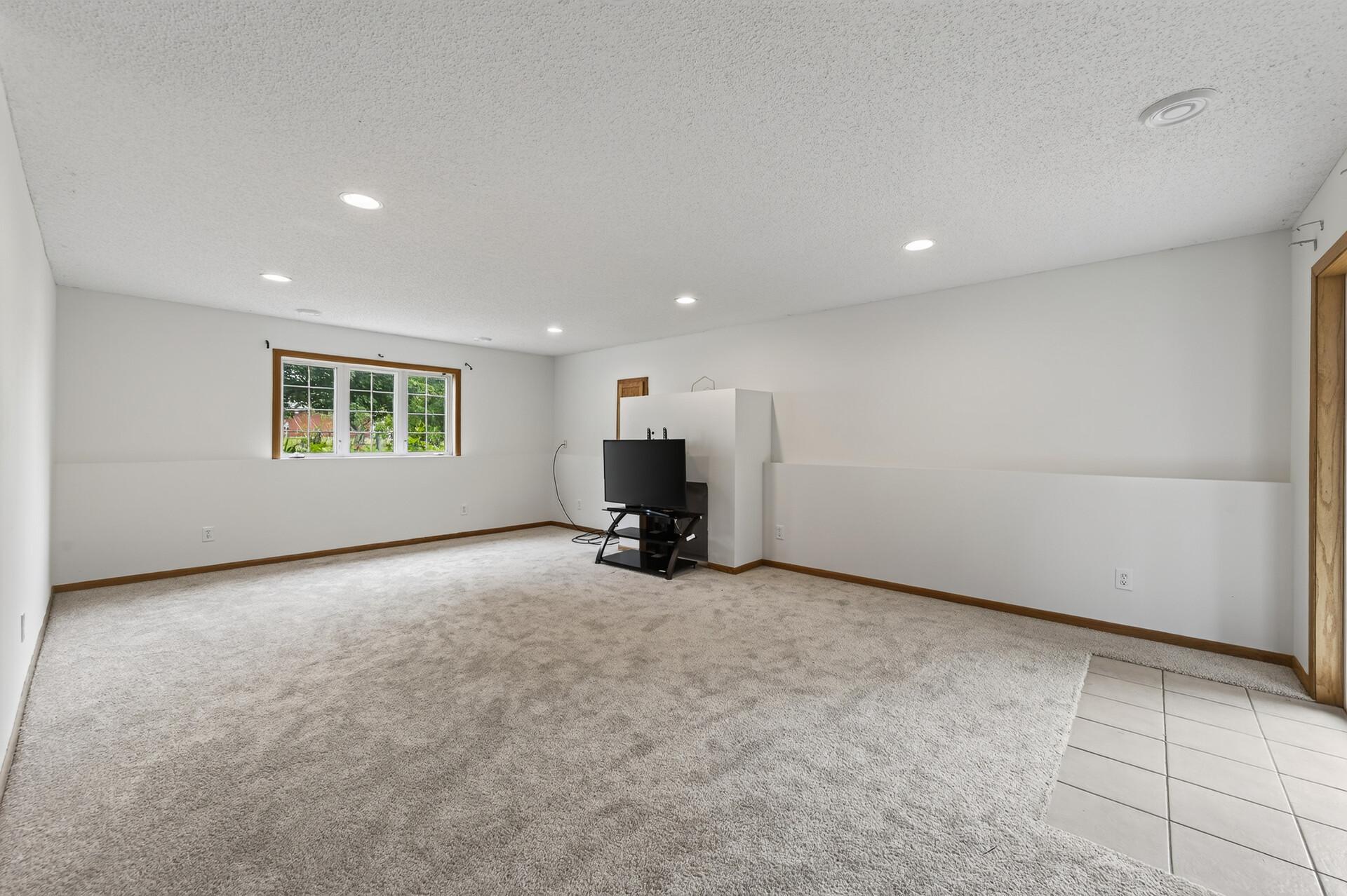 5040 Edinburgh Way Property Photo 23