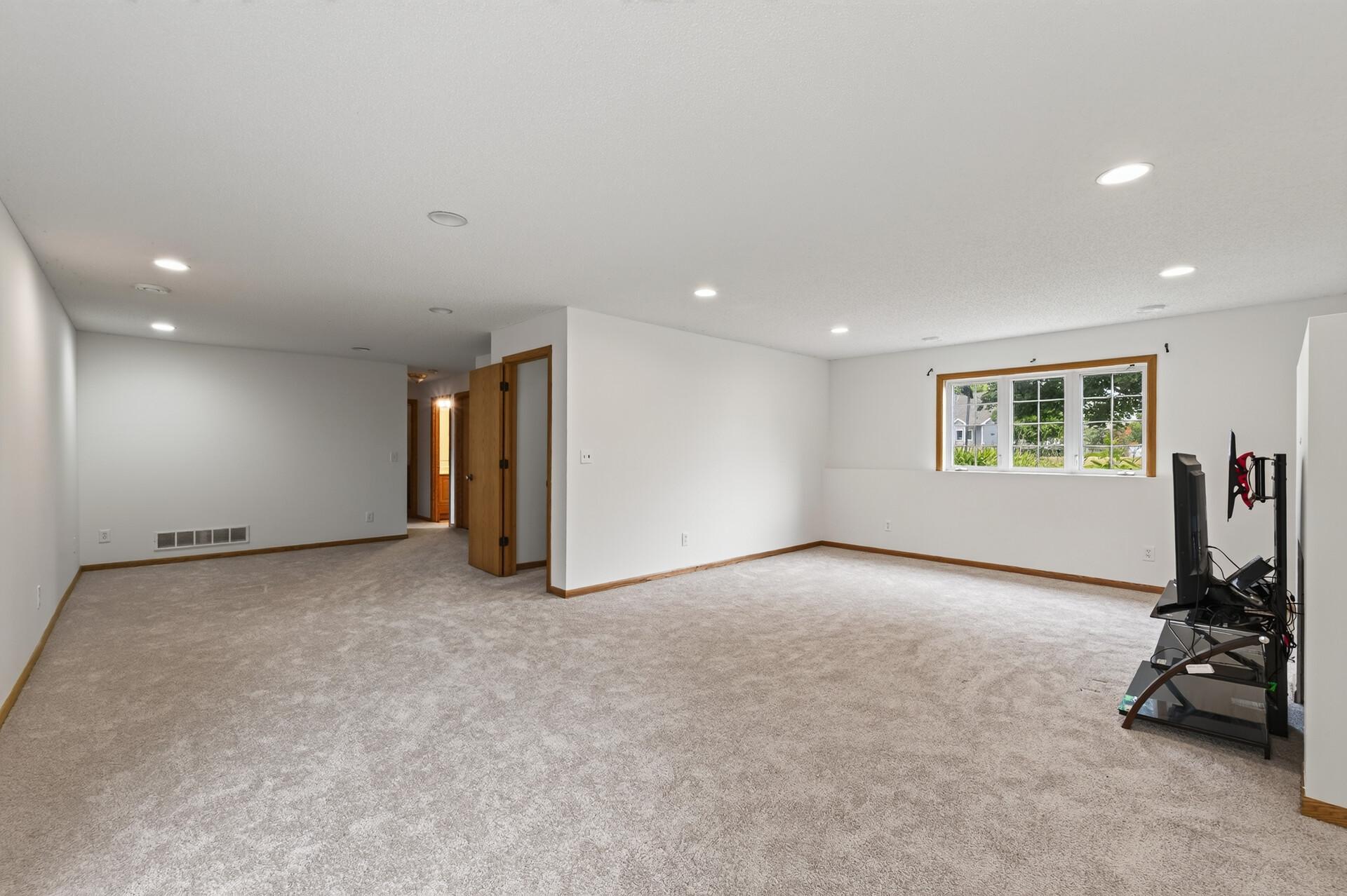 5040 Edinburgh Way Property Photo 25