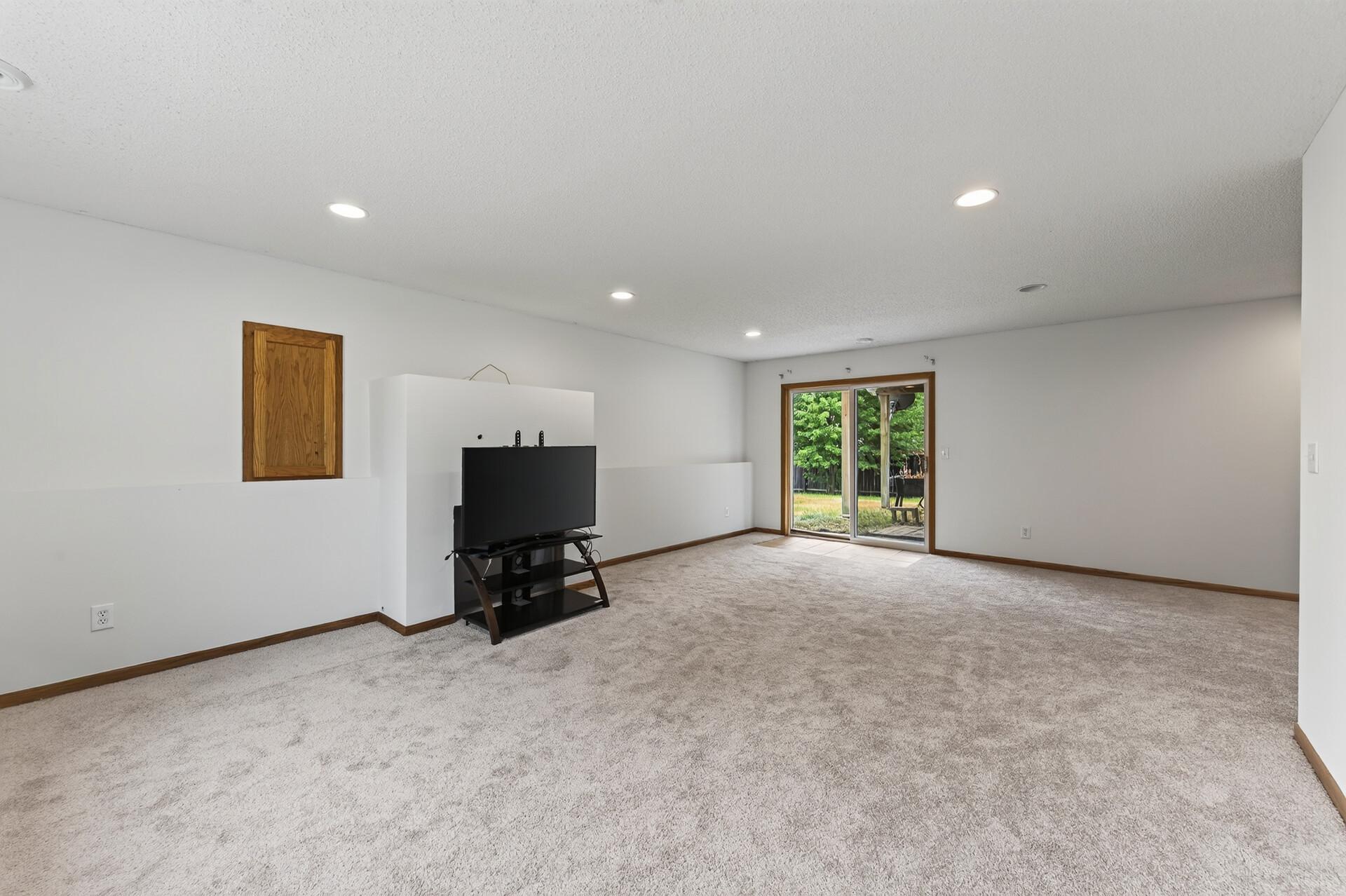 5040 Edinburgh Way Property Photo 27