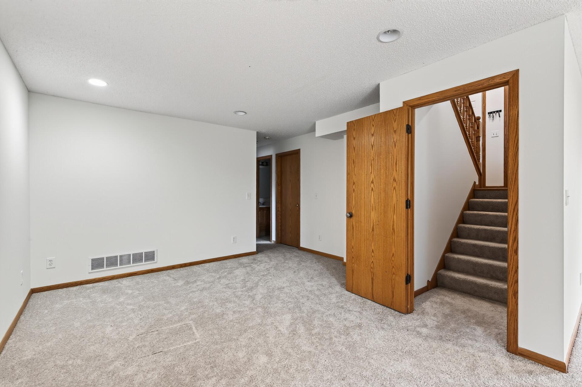 5040 Edinburgh Way Property Photo 31