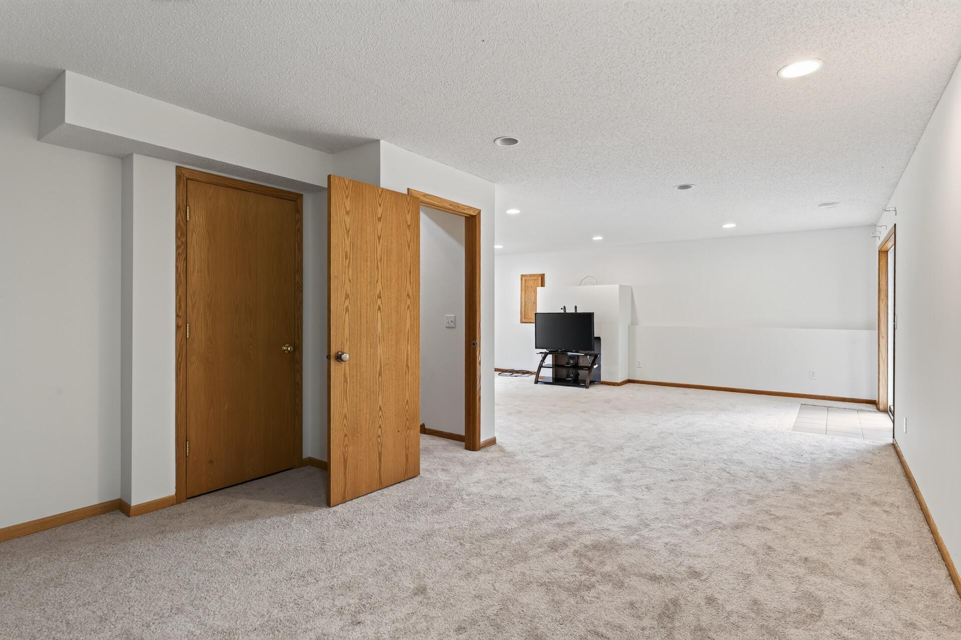 5040 Edinburgh Way Property Photo 33