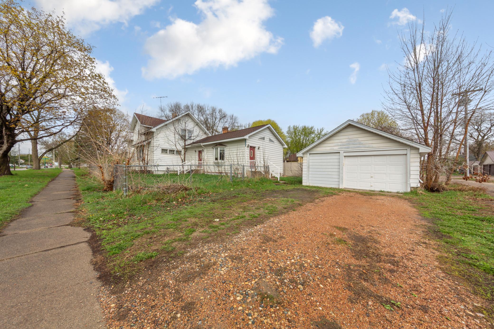 1606 Greeley Avenue N Property Photo 3