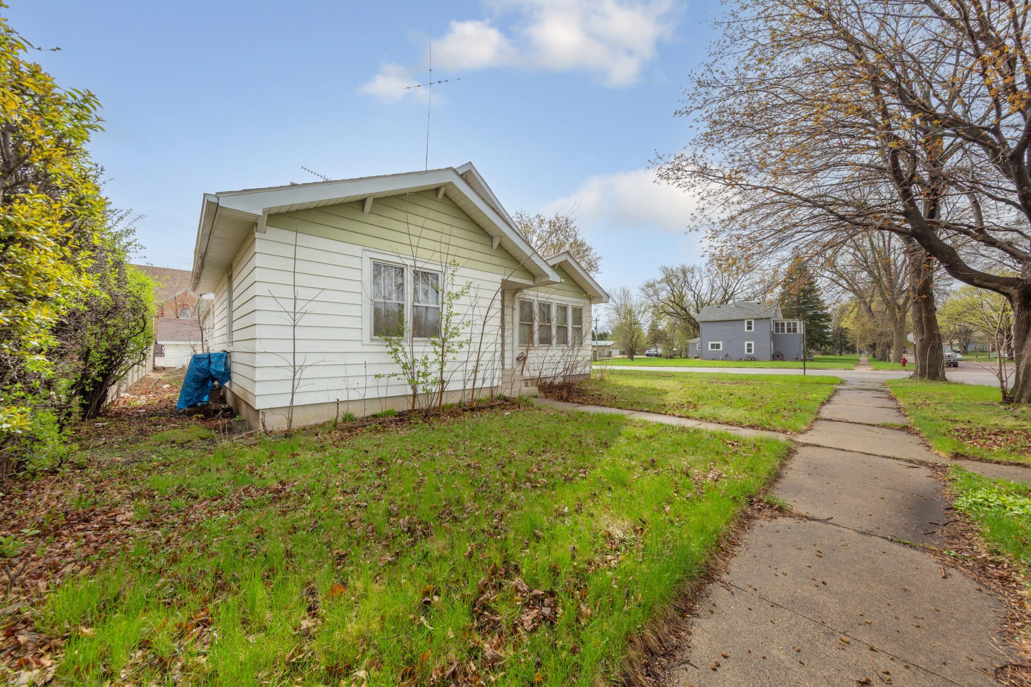 1606 Greeley Avenue N Property Photo 4